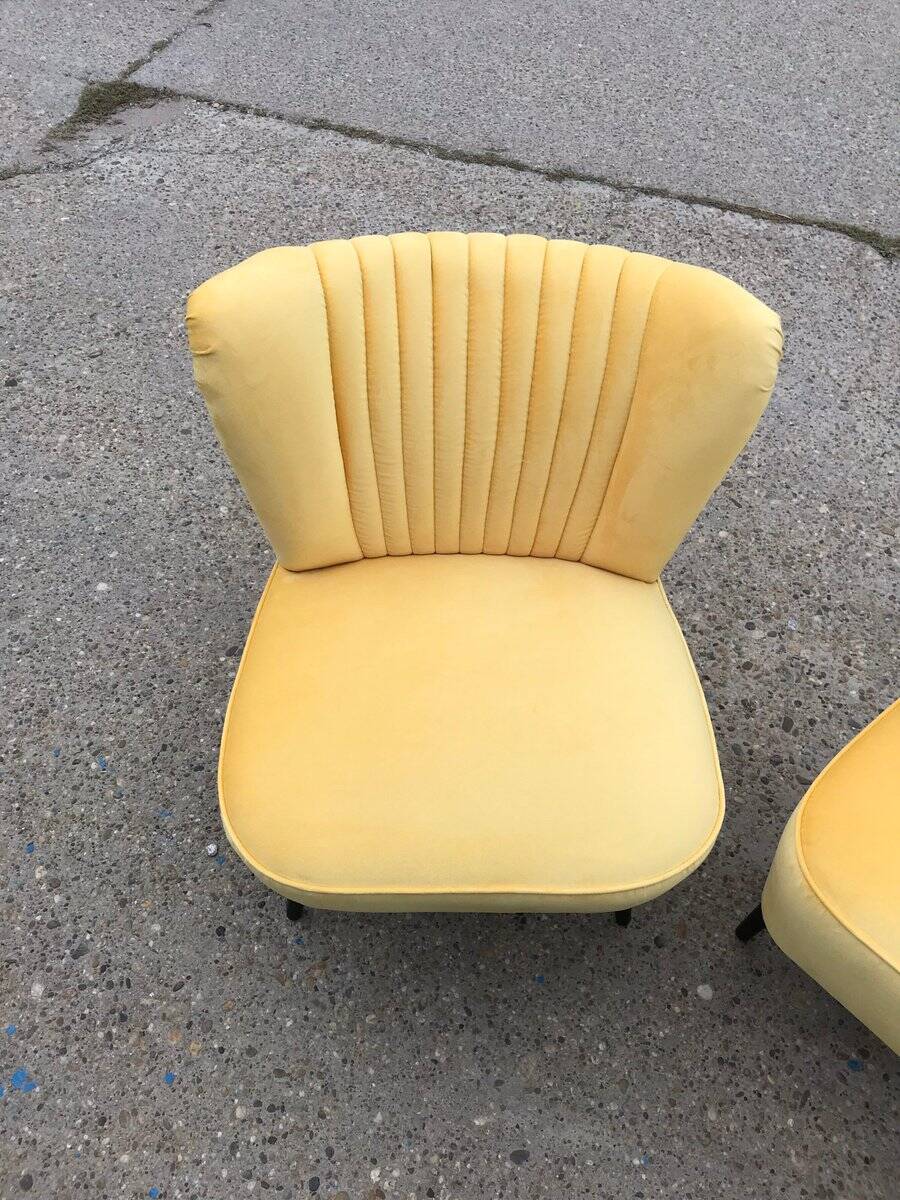Set de 2 fauteuils cocktail jaunes en velours et hêtre massif années 1950