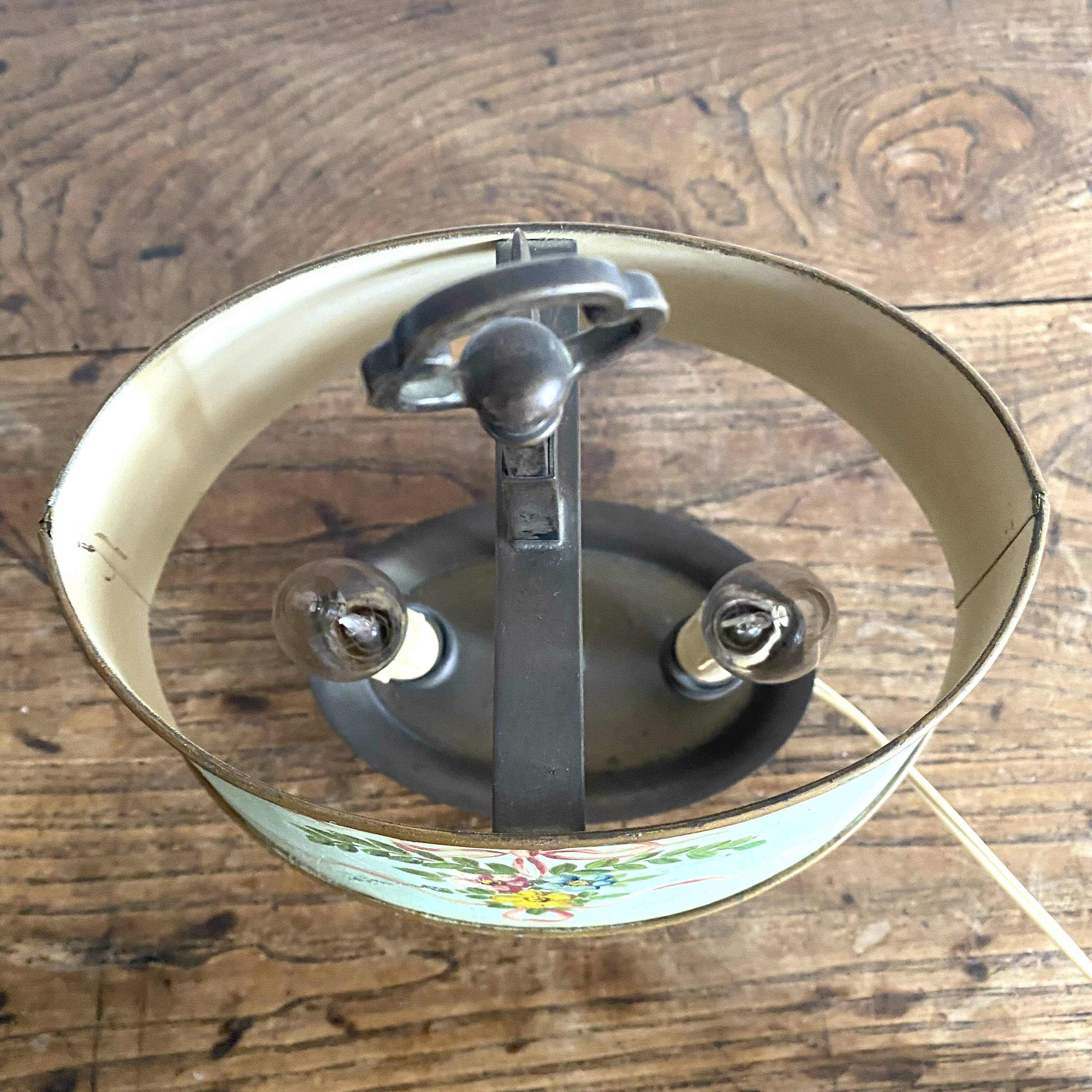 Bouillotte lamp in painted sheet metal decorated with flowers