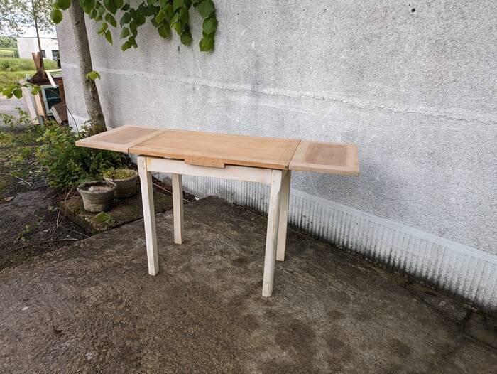 Extendable table, extendable table