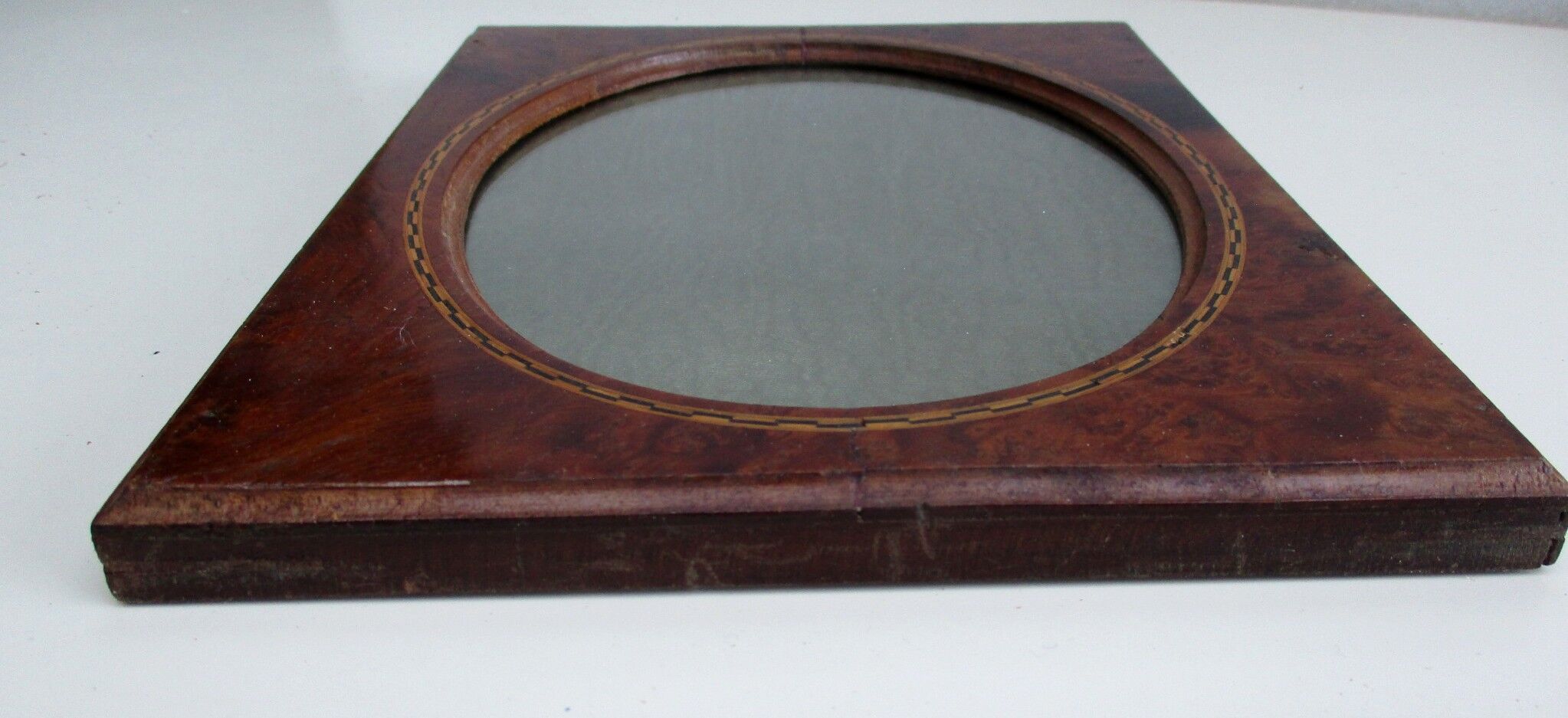 Encadrement en loupe et marqueterie