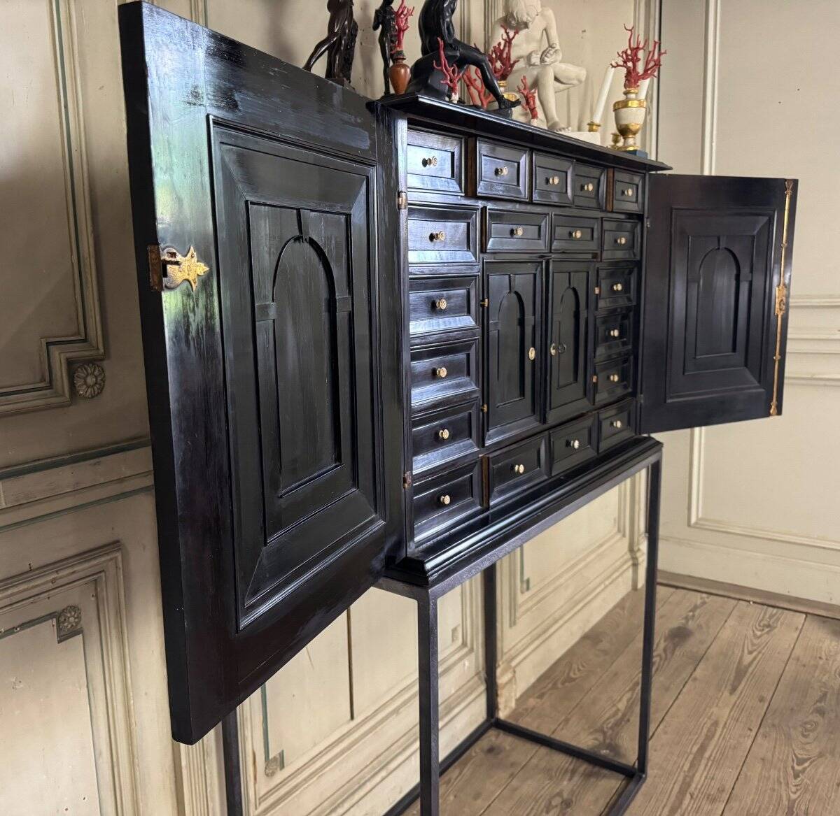 Cabinet Anversois En ébène Et Os, XVIIème Siècle