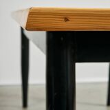 Longue table en pin canadien avec pieds noirs