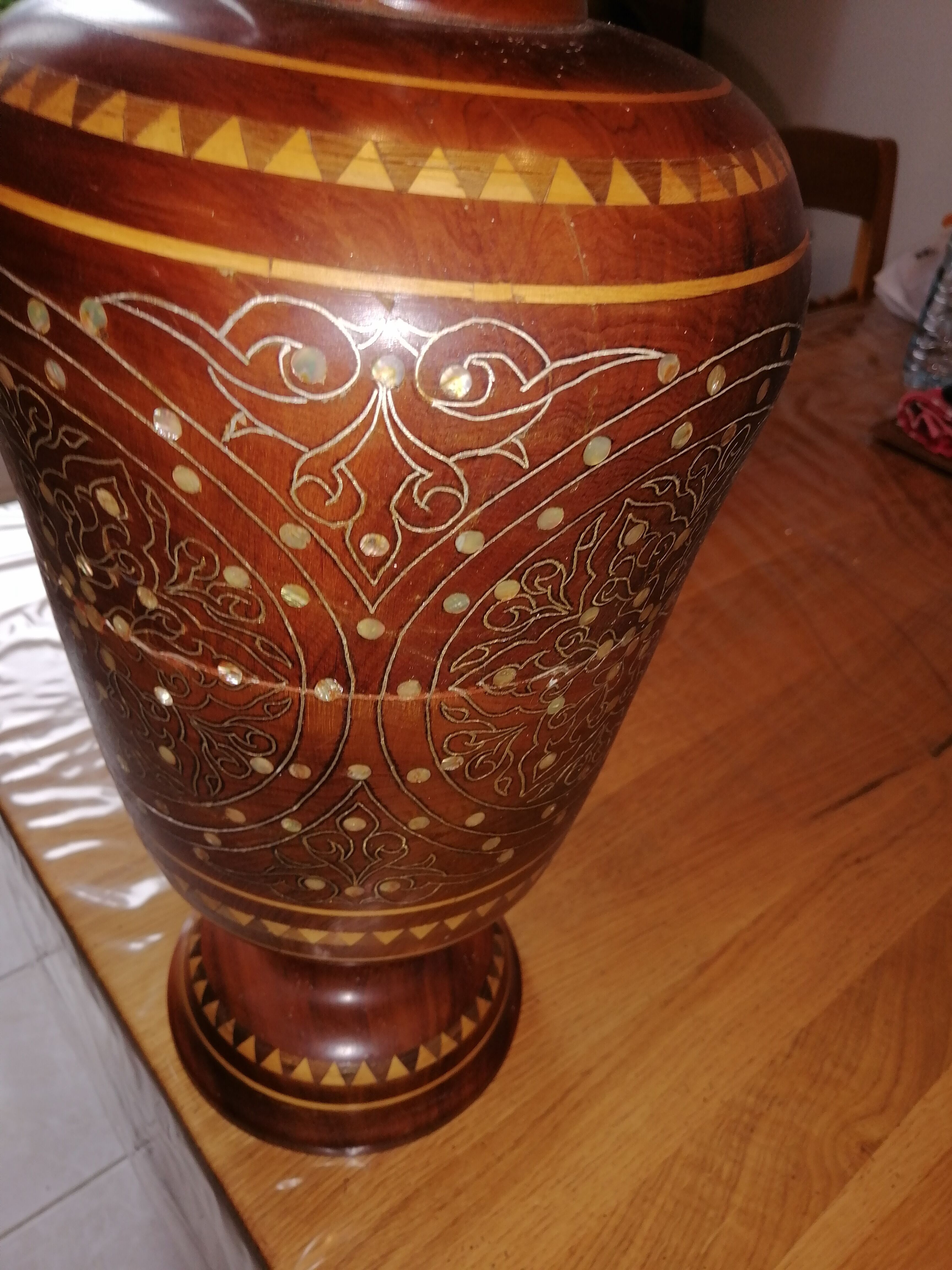 Vase en bois laqué et décoré