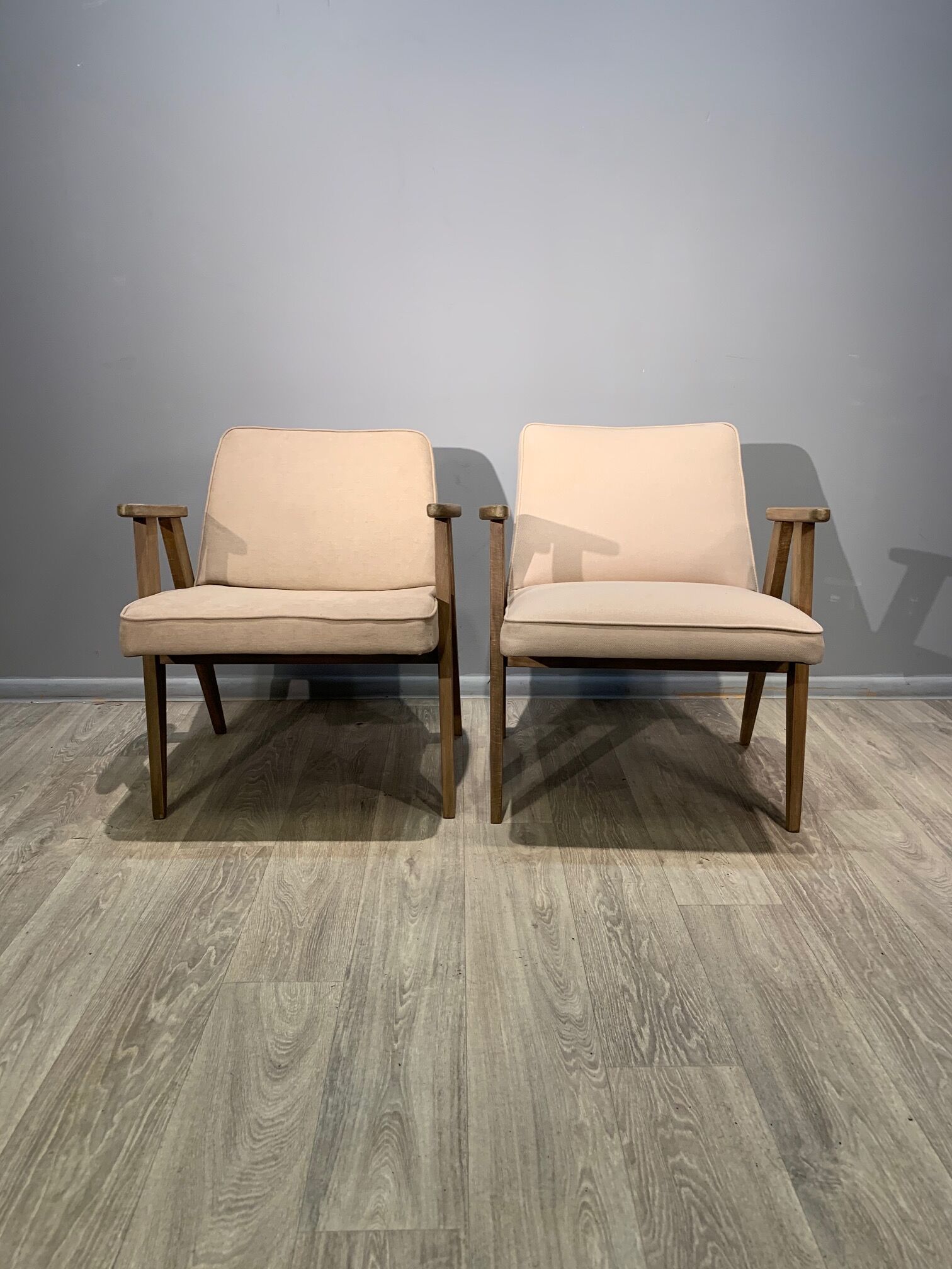 Paire de fauteuils 366, conçus par J. Chierowski