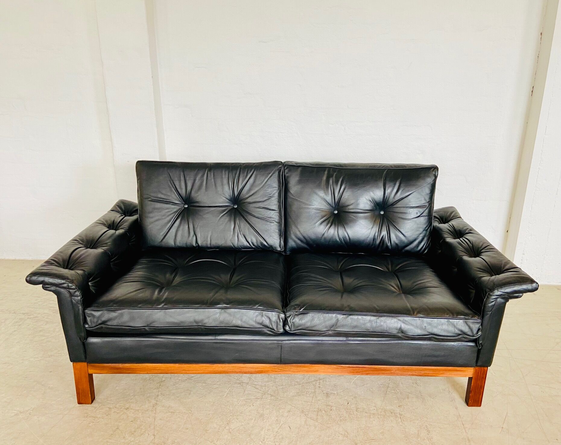 Canapé en cuir noir à boutons vintage scandinave des années 1960, modèle Kardinal, pour 2 personnes.
