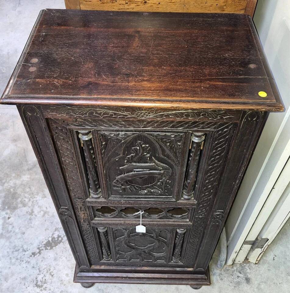 Cabinet en chêne richement sculpté, d’inspiration gothique, datant du XIXe