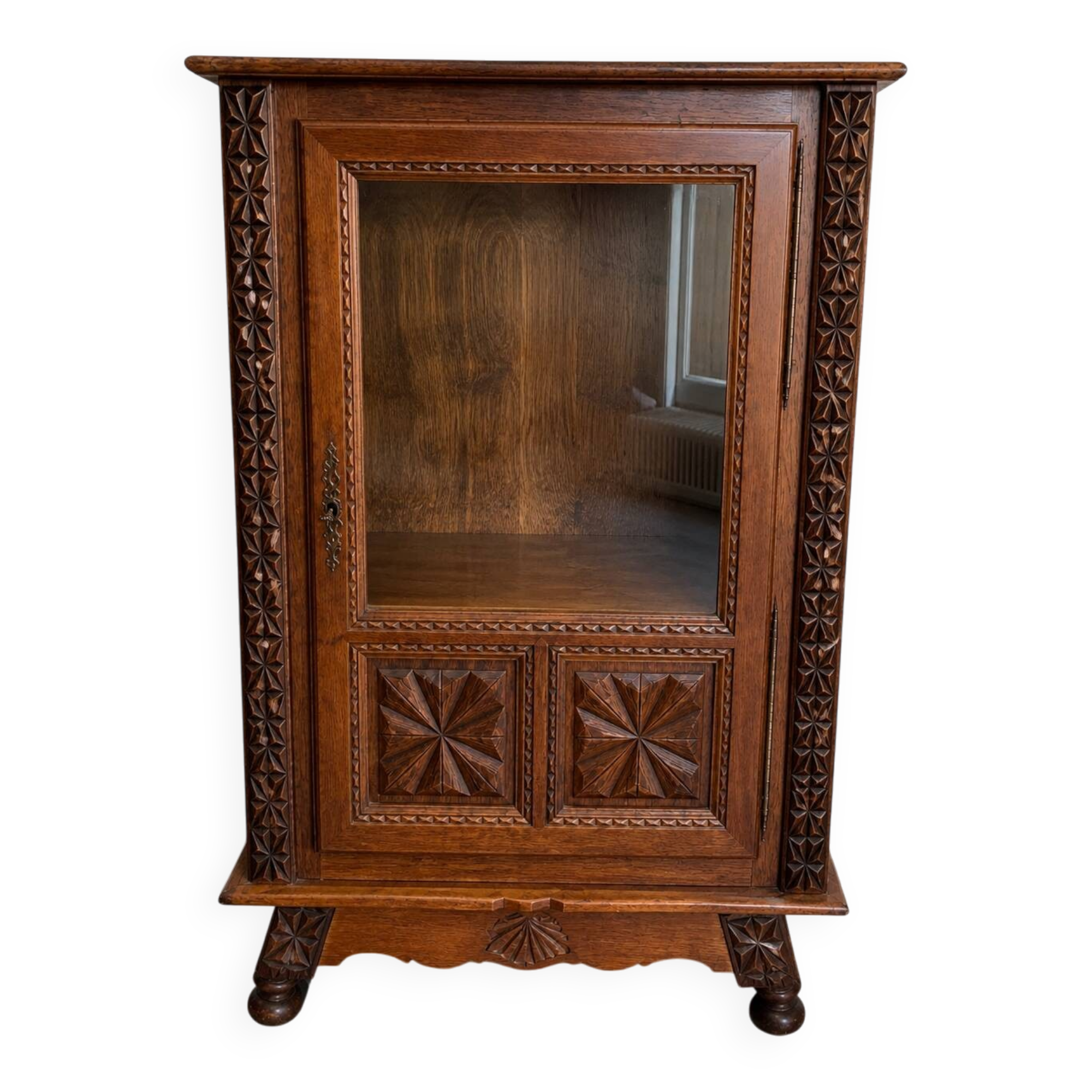 Vintage Basque display cabinet in solid oak – carved antique furniture