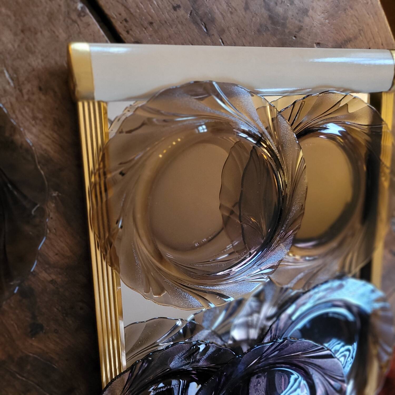 6 assiettes à dessert verre fumé relief floral — années 70