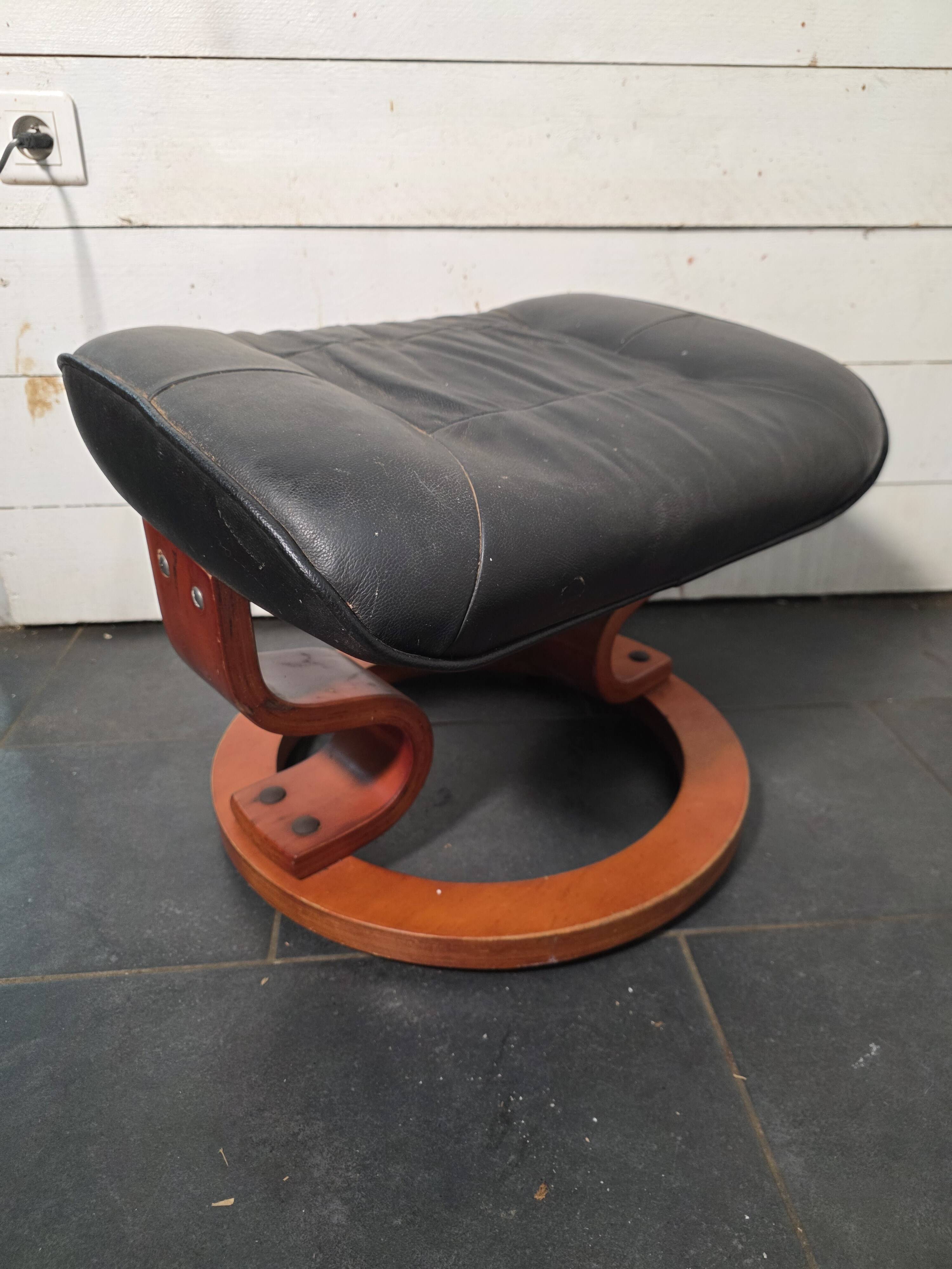 Footrest / Black leather and wood pouf - Stressless