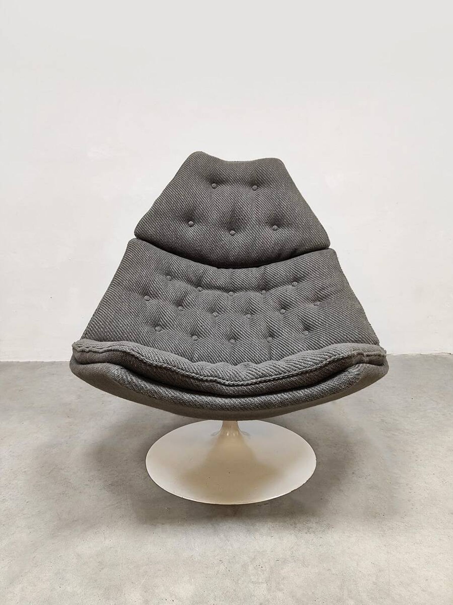 Vintage design F588 swivel chair Artifort Geoffrey Harcourt