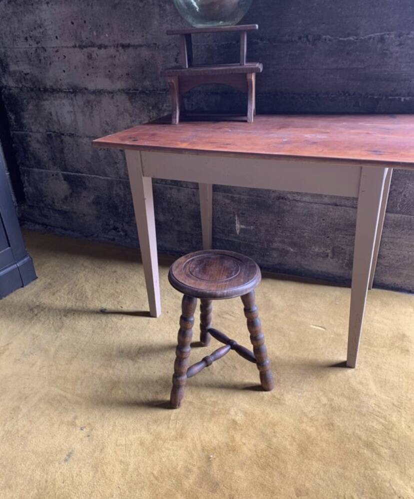 Regional tripod stool