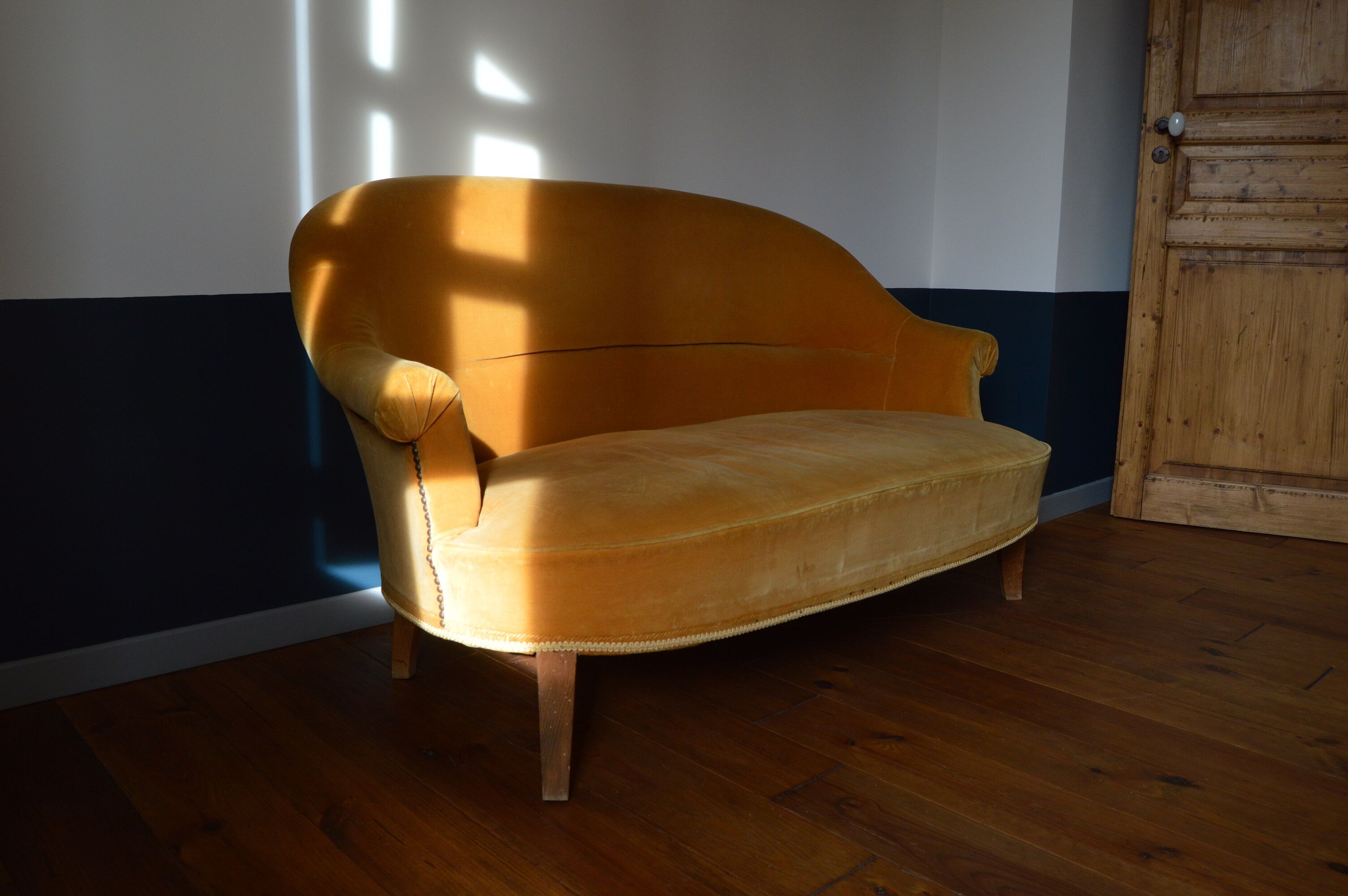 Sofa velvet seat vintage