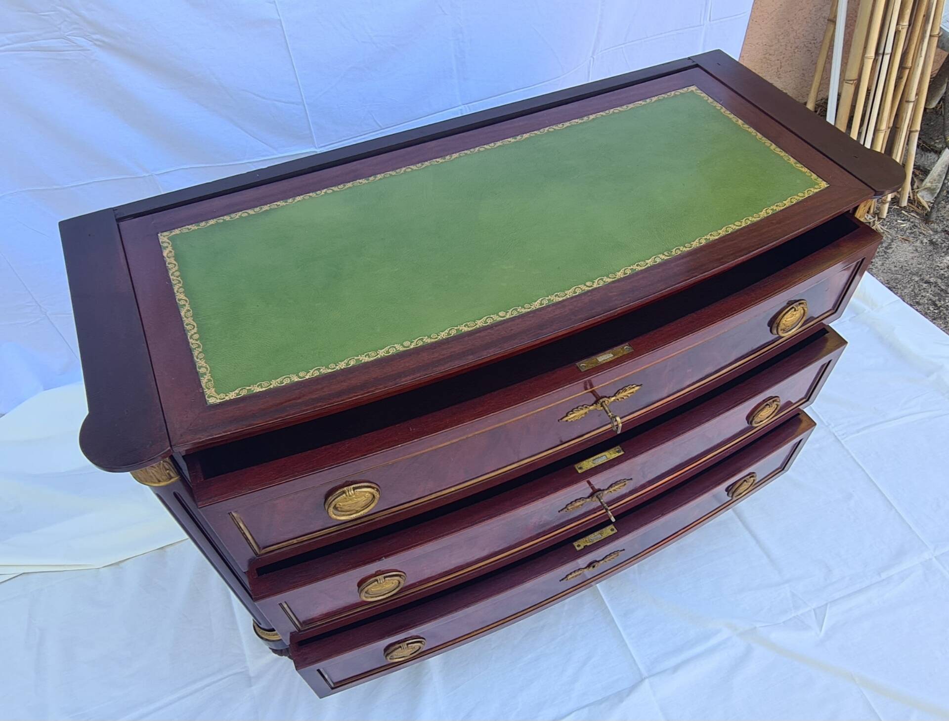 Commode style Louis XVI placage en acajou