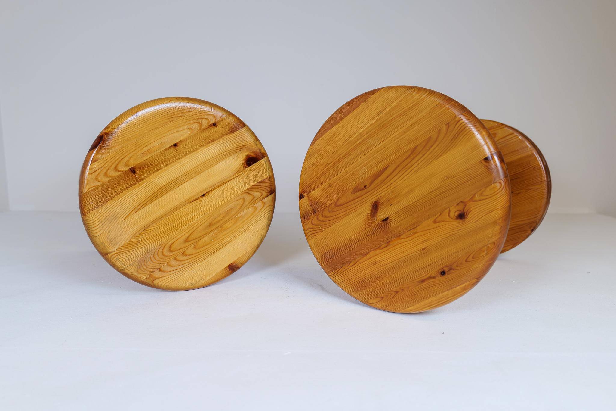 Pair of modern minimalist Scandinavian stools in pine, Sweden, 1970s.
