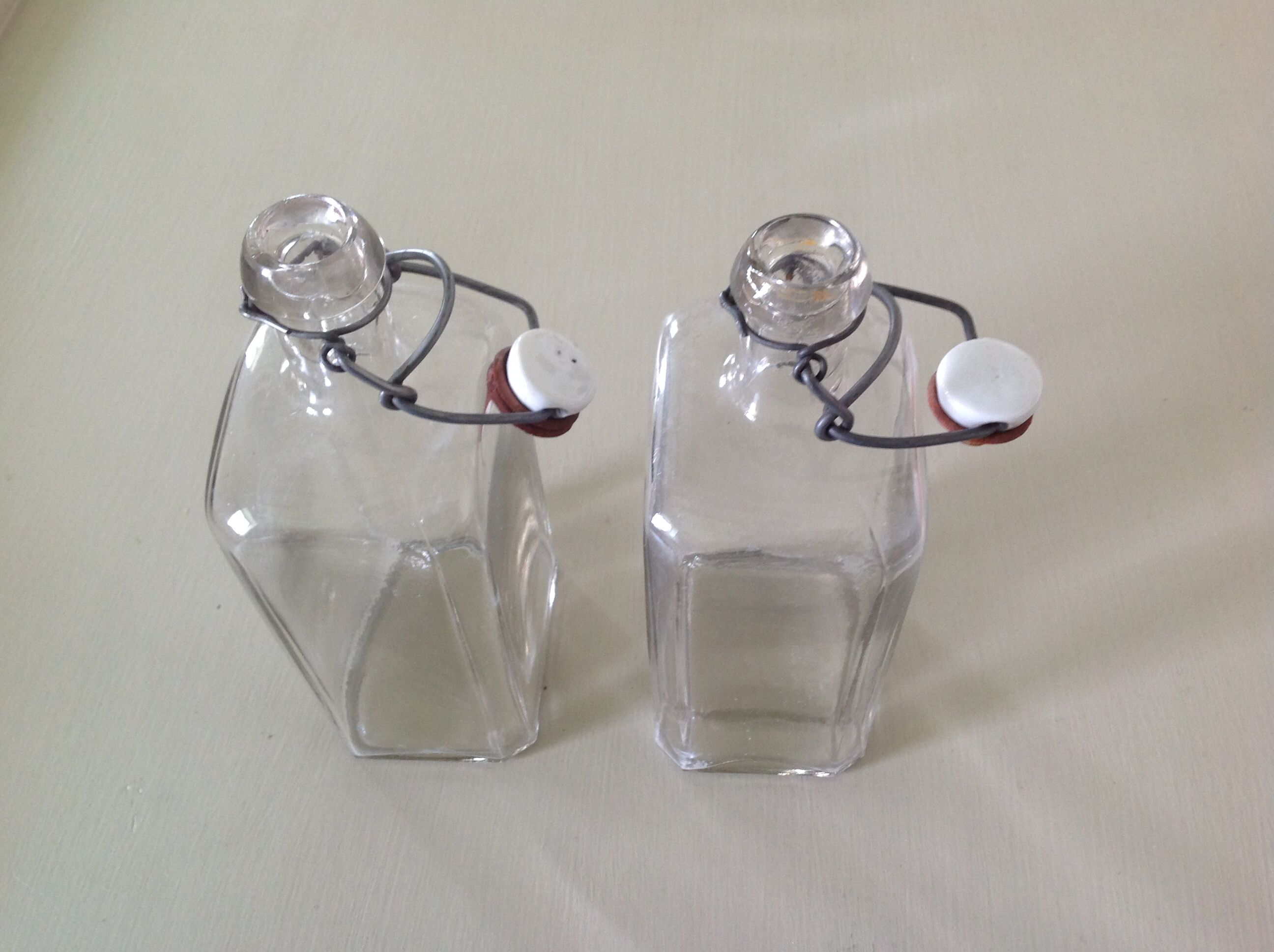 Duo de bouteilles anciennes