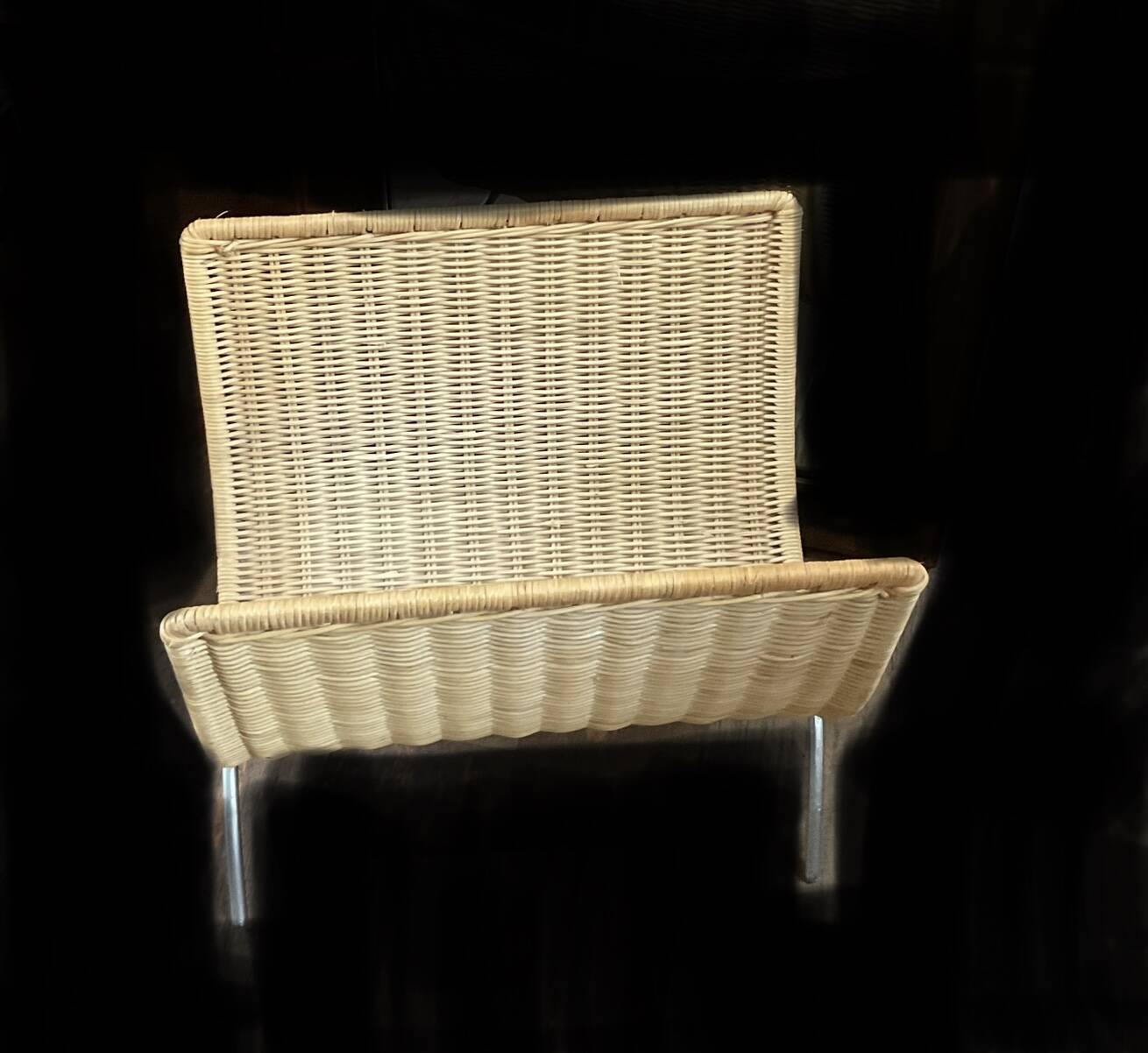 Wicker magazine rack from the 69s/70s, very good condition