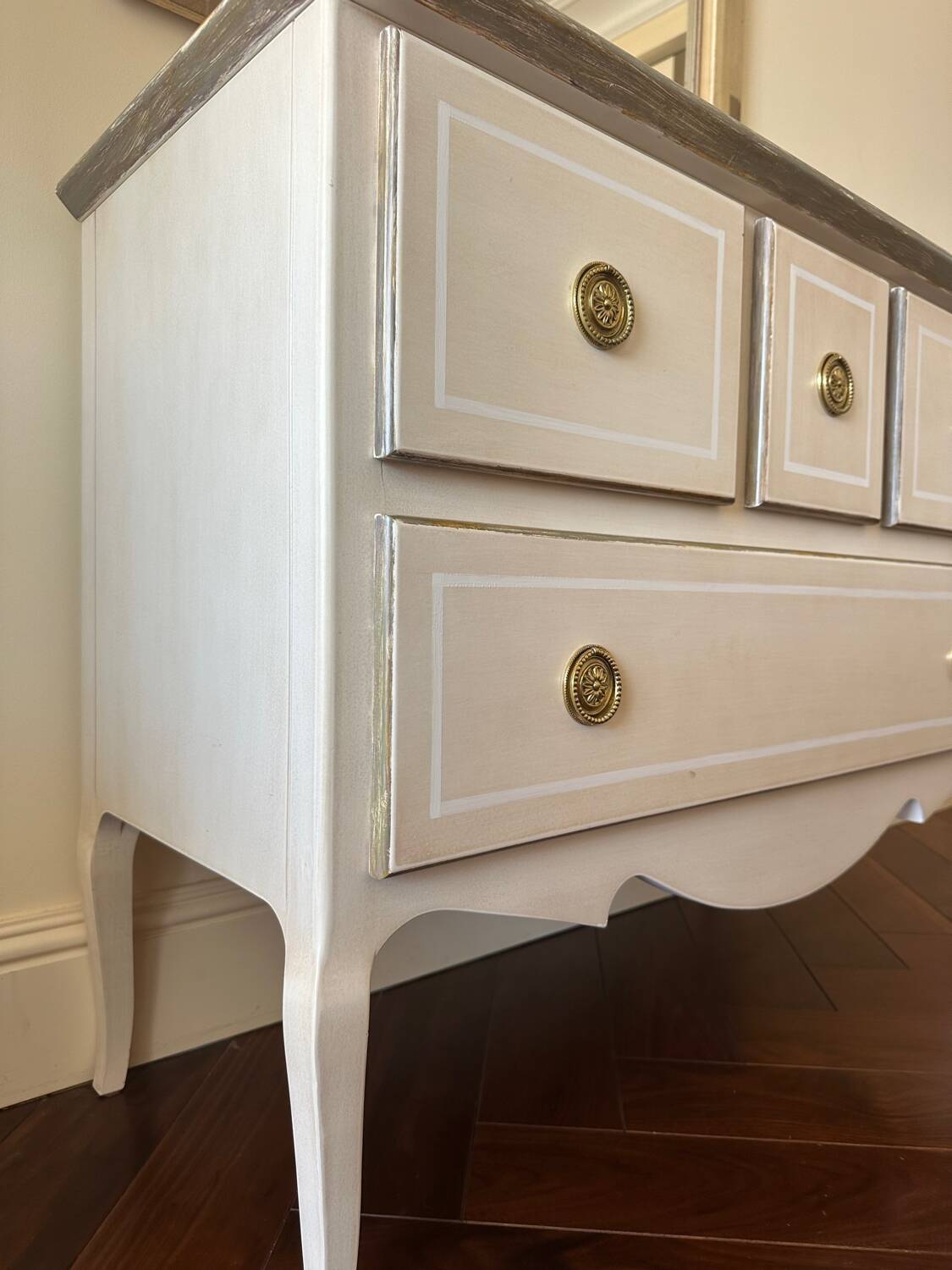 Solid wood chest of drawers with 4 drawers