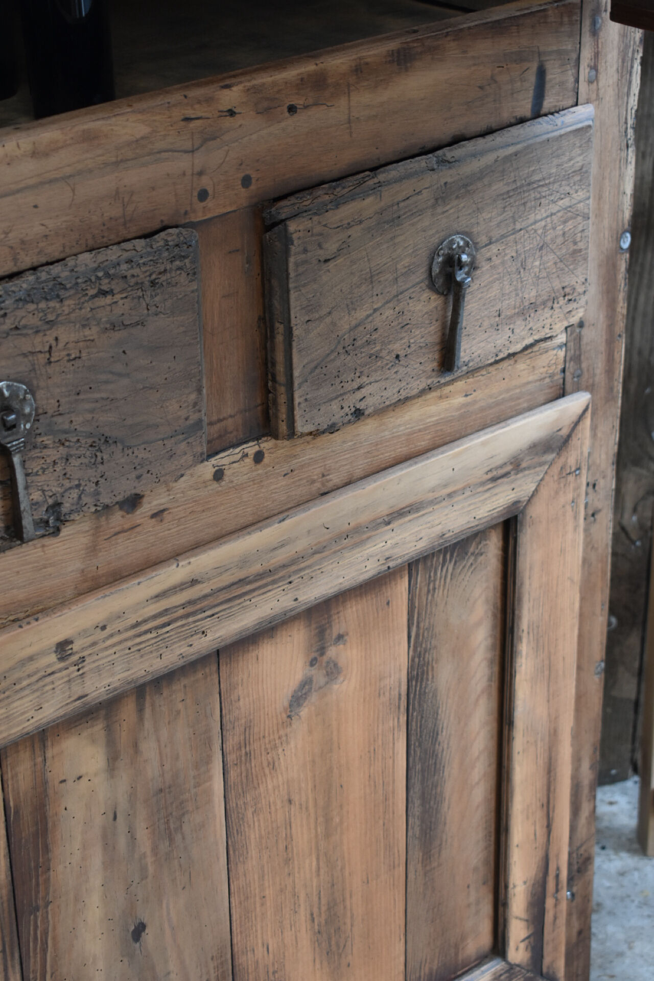 Rustic bonnetière