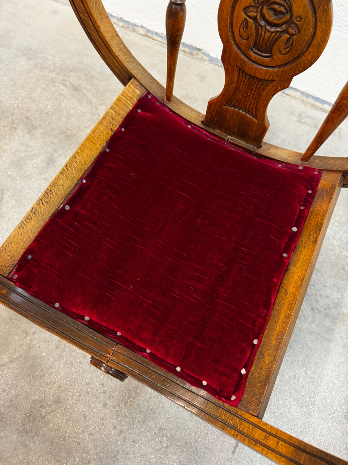 Dagobert armchair with red upholstery