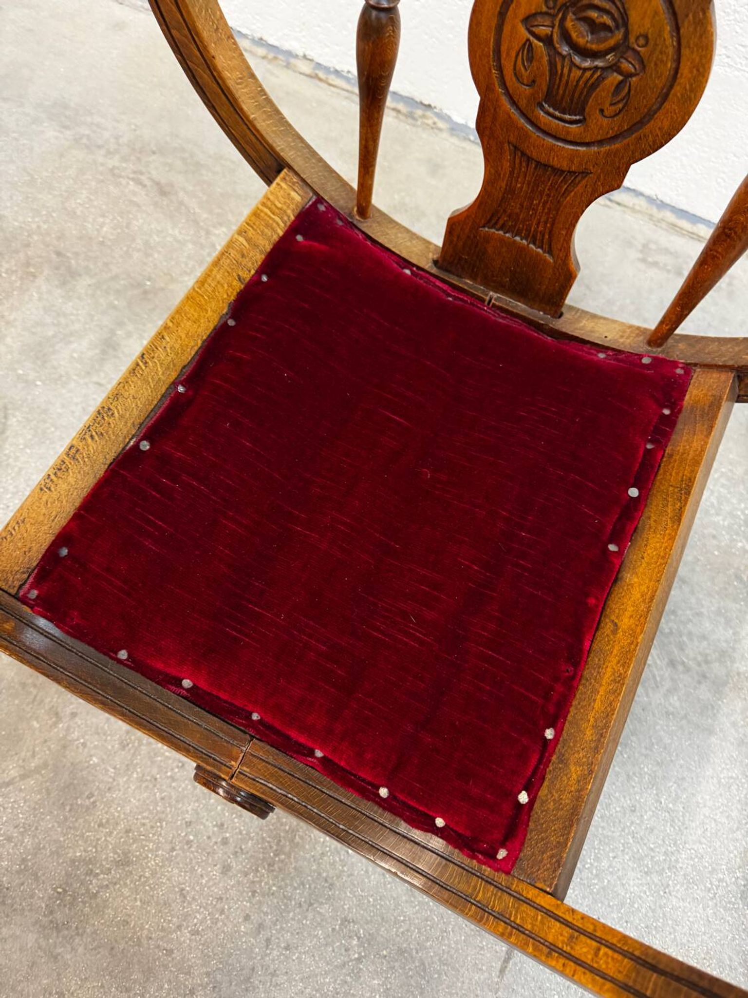 Dagobert armchair with red upholstery