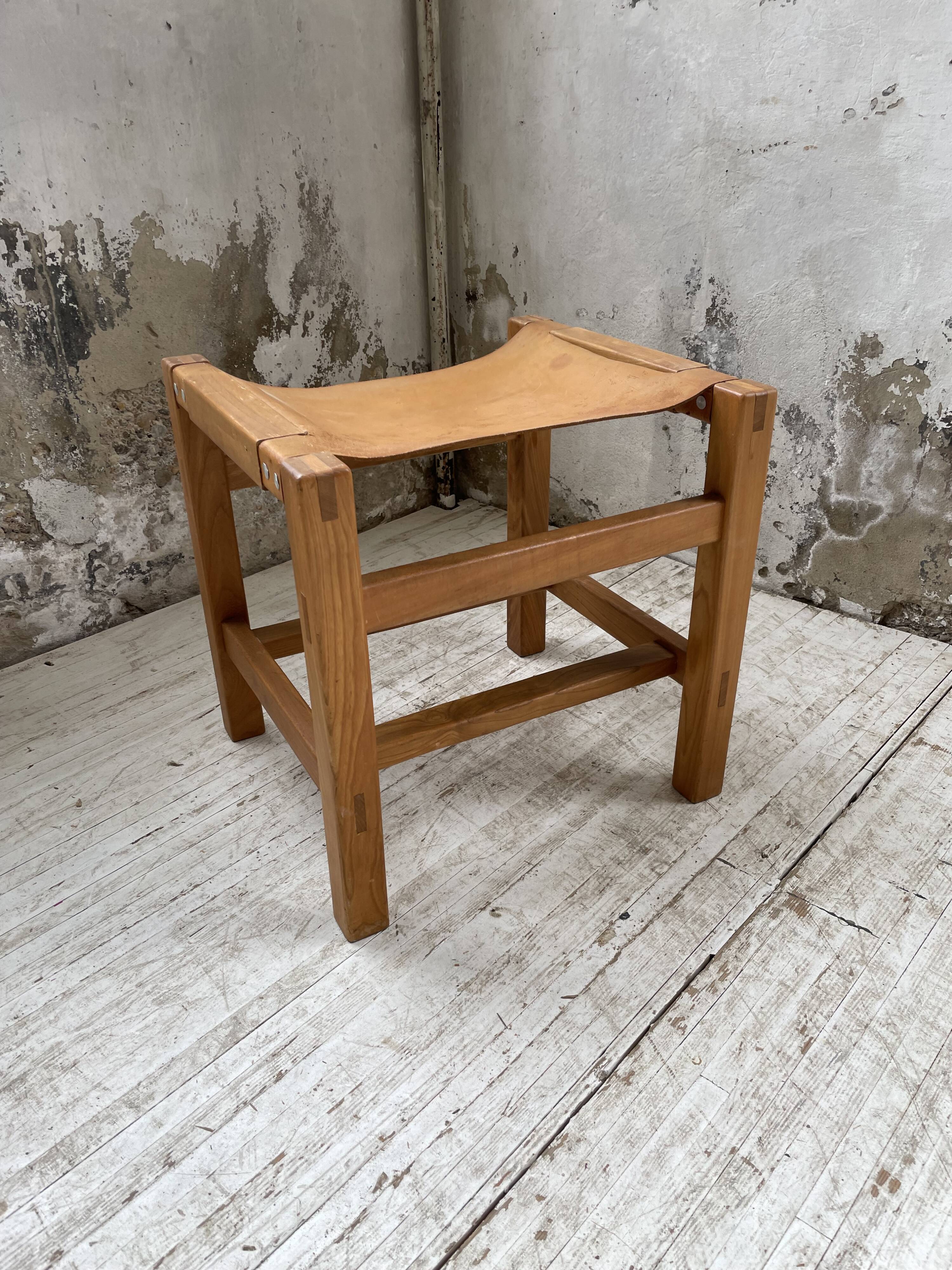 Solid elm and leather stool Maison Regain