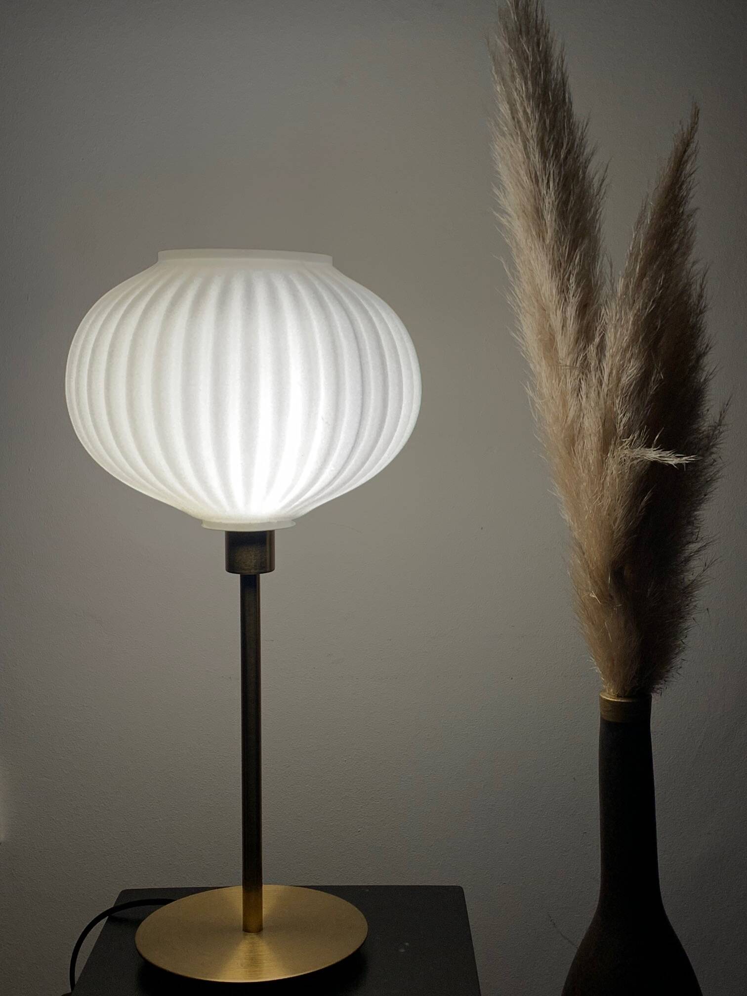 Lampe de table à poser avec un globe strié blanc, style origami et un pied doré