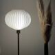 Lampe de table à poser avec un globe strié blanc, style origami et un pied doré