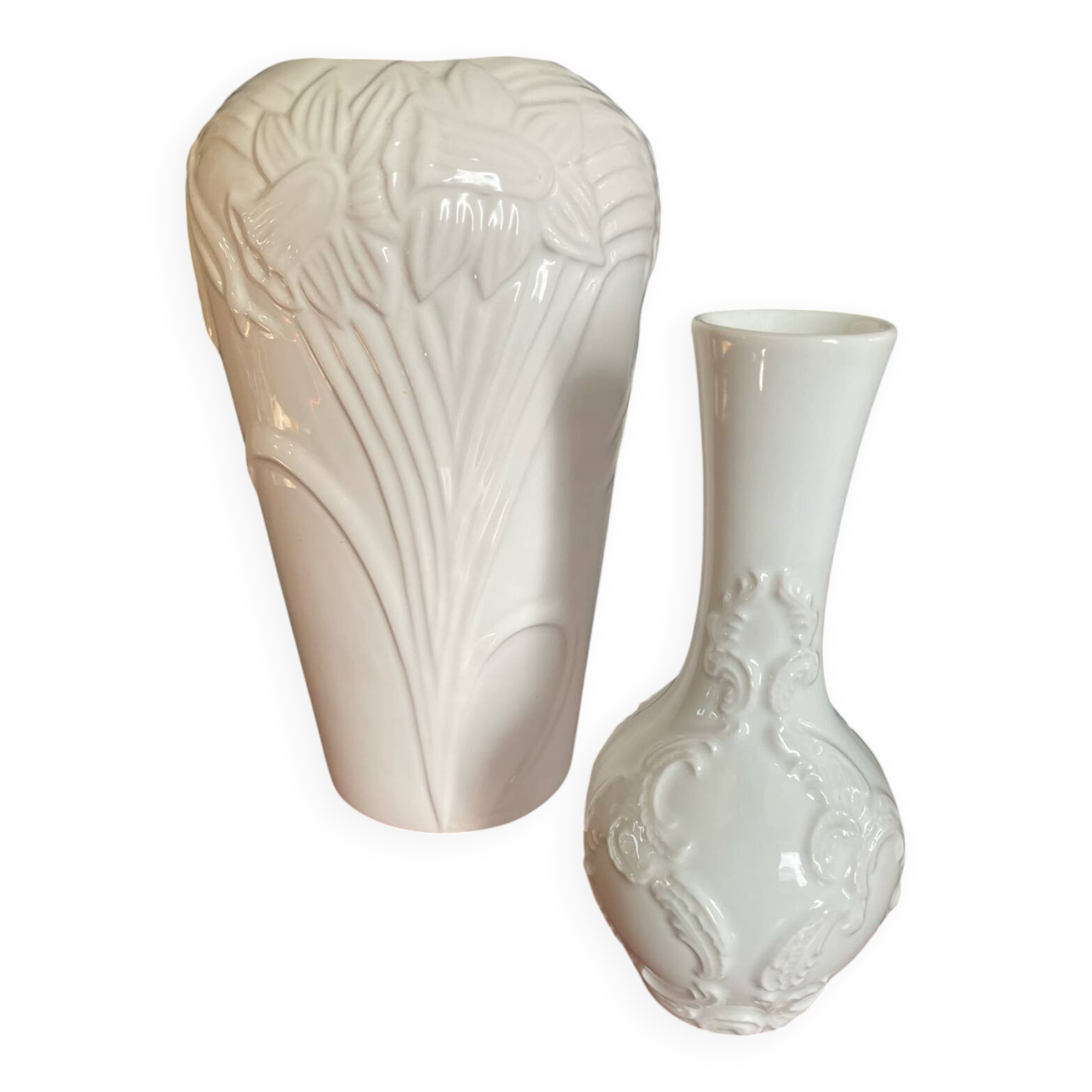 A pair of vintage vases in glazed porcelain.