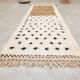 Couloir marocain à pois, tapis beni ourain blanc et marron, design berbère