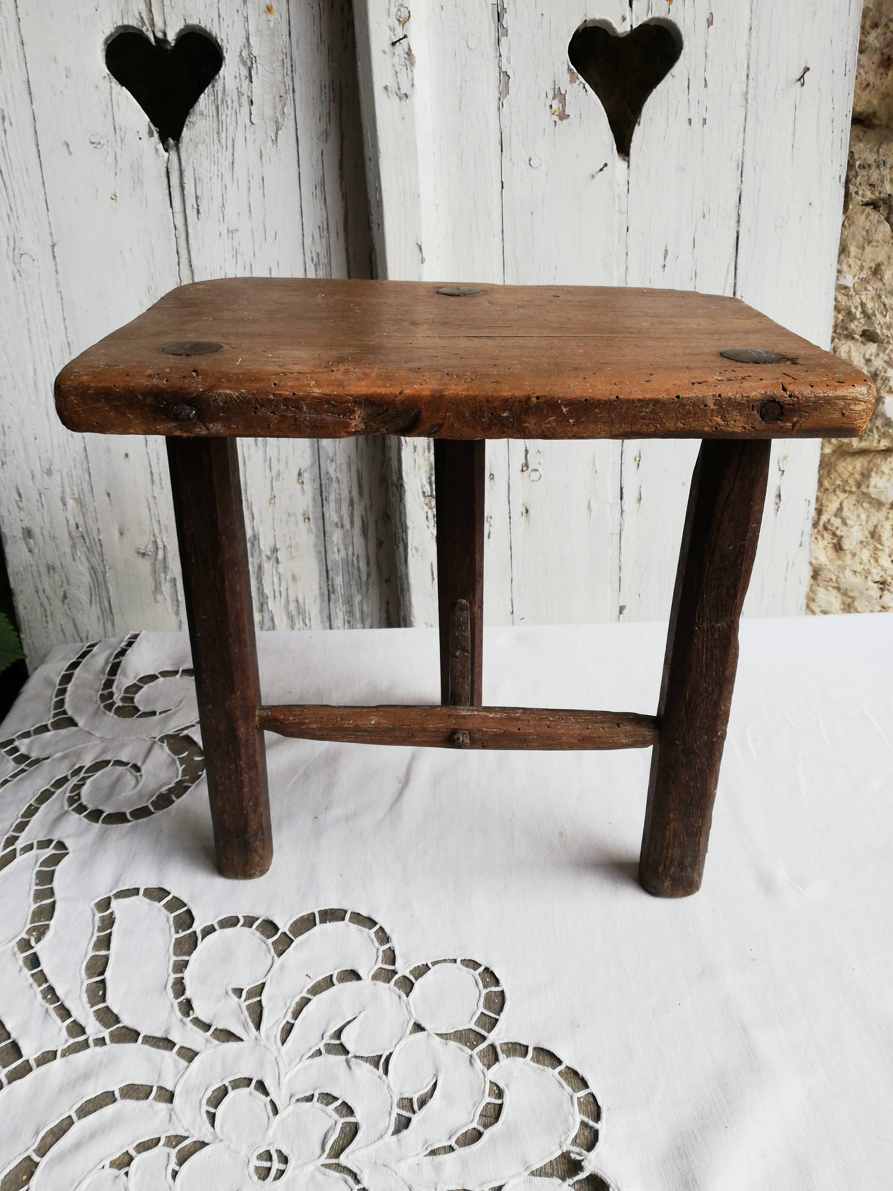 Tripod farm stool