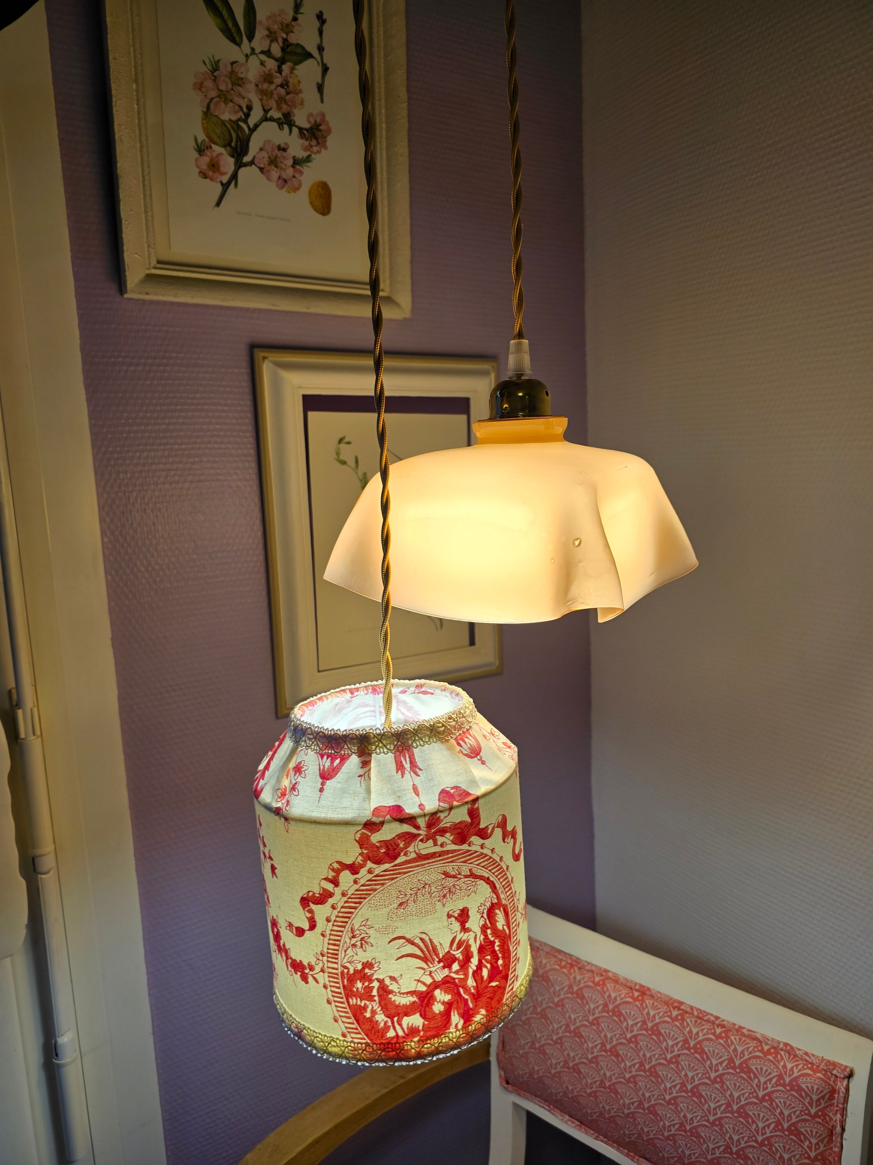 Suspension abat jour en toile de Jouy et opaline drapée rose
