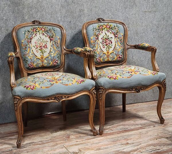 Paire de fauteuils cabriolets style Louis XV en noyer
