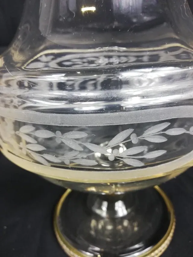 Vase en verre gravé sur pied