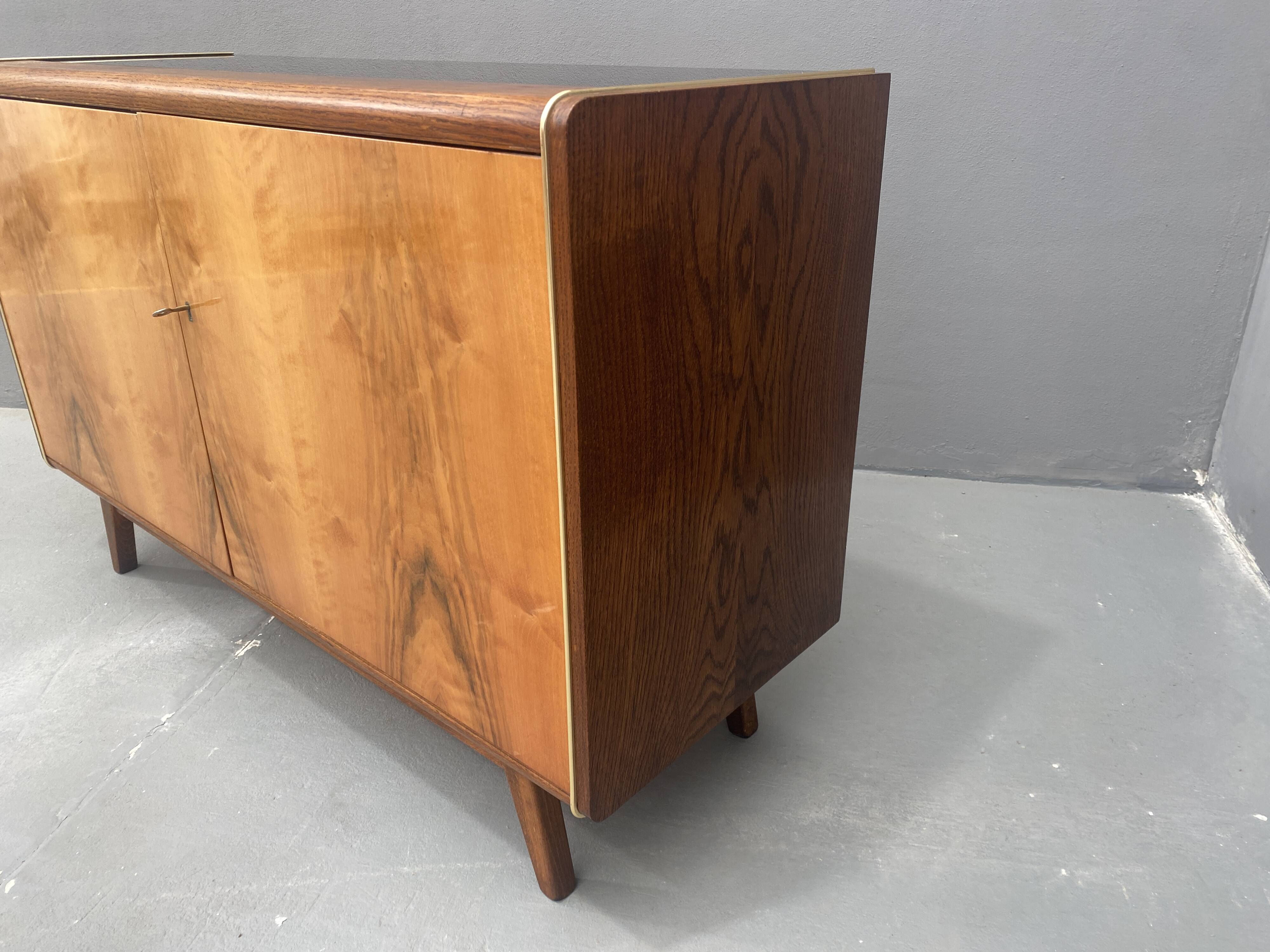Buffet Jitona en verre opaxite, années 1960