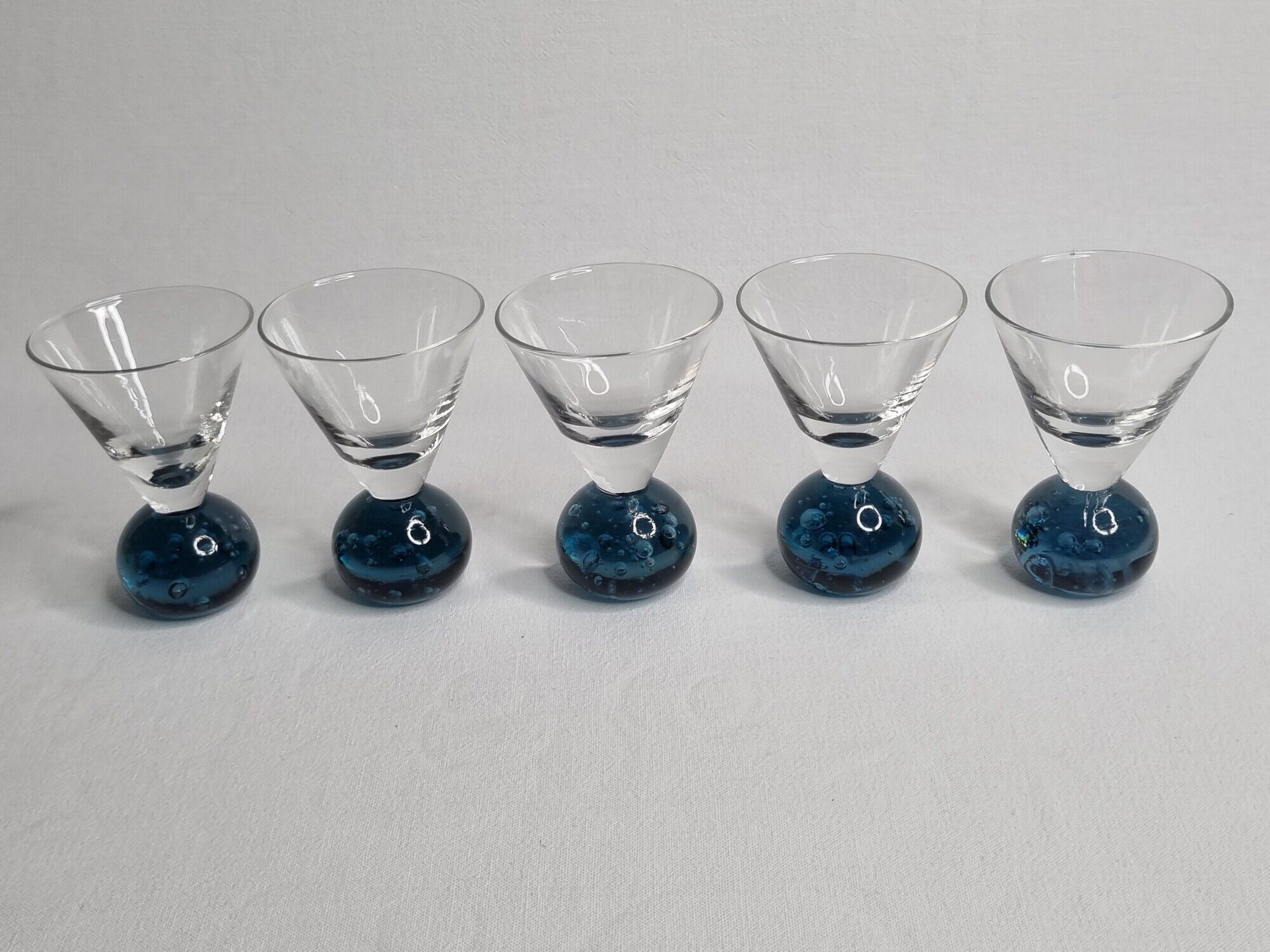 Set of 5 ball-shaped ball-shaped liquor glasses in a bubbled glass
