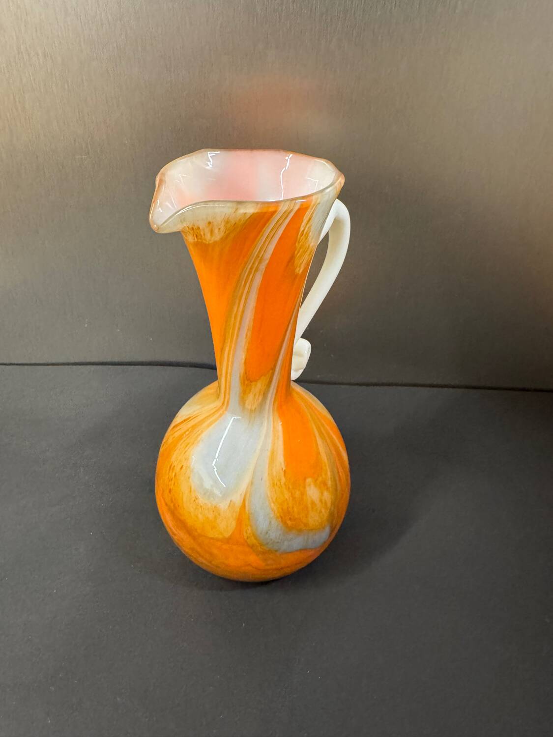Marbled orange and white glass vase with applied handle – Art Deco