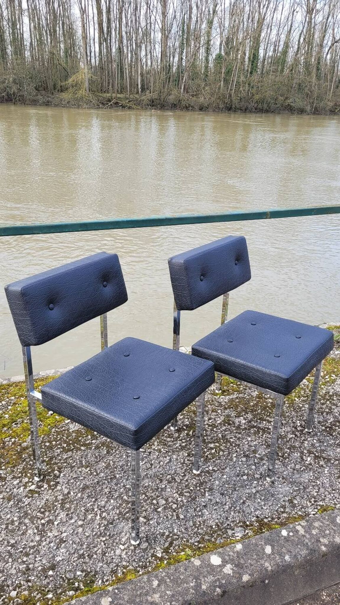 Paire de chaises en skaï design chromé - 1950s