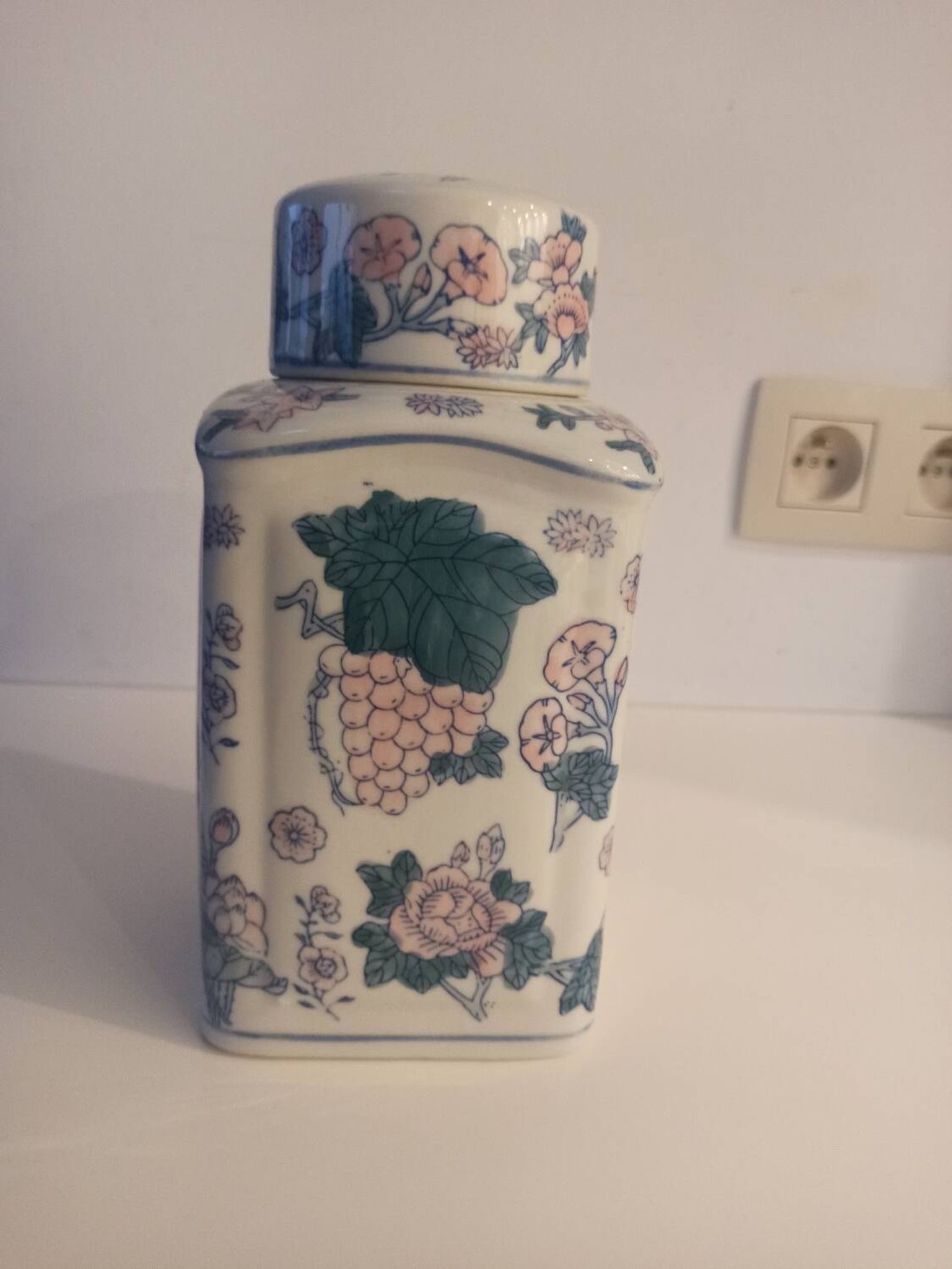 Bonbonnière à motifs asiatiques en porcelaine