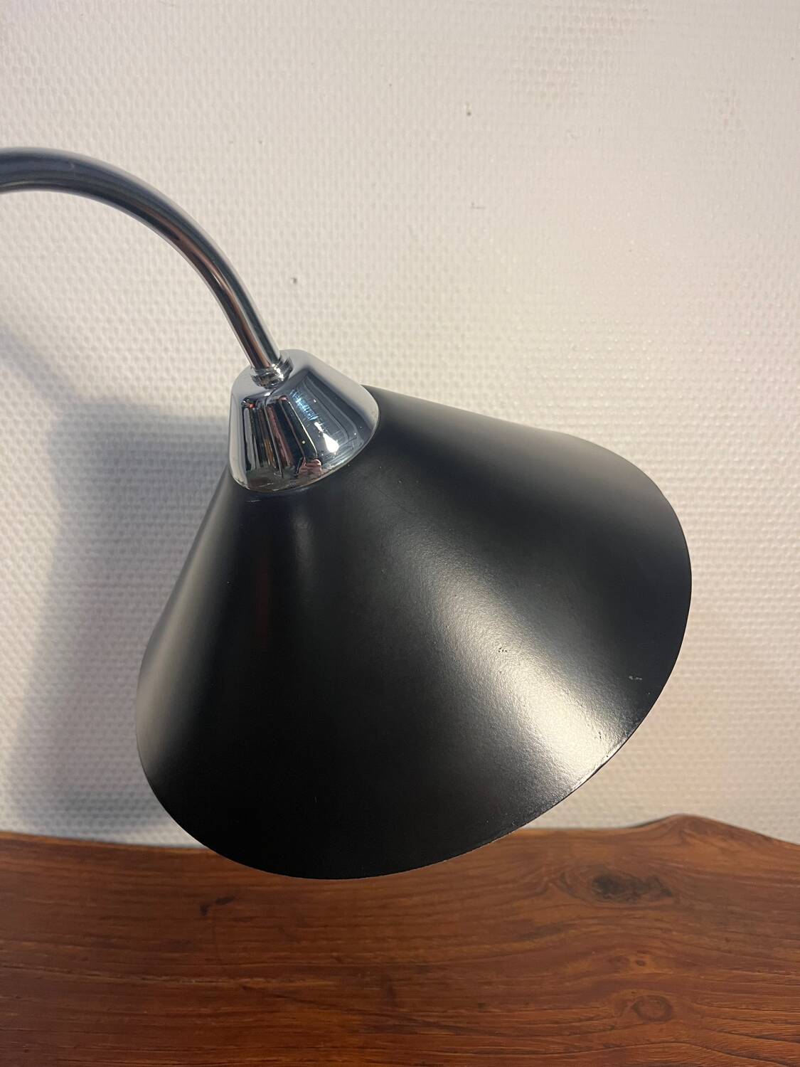 Industrial lamp with cast iron base
