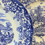 Cinq assiettes de table style porcelaine anglaise