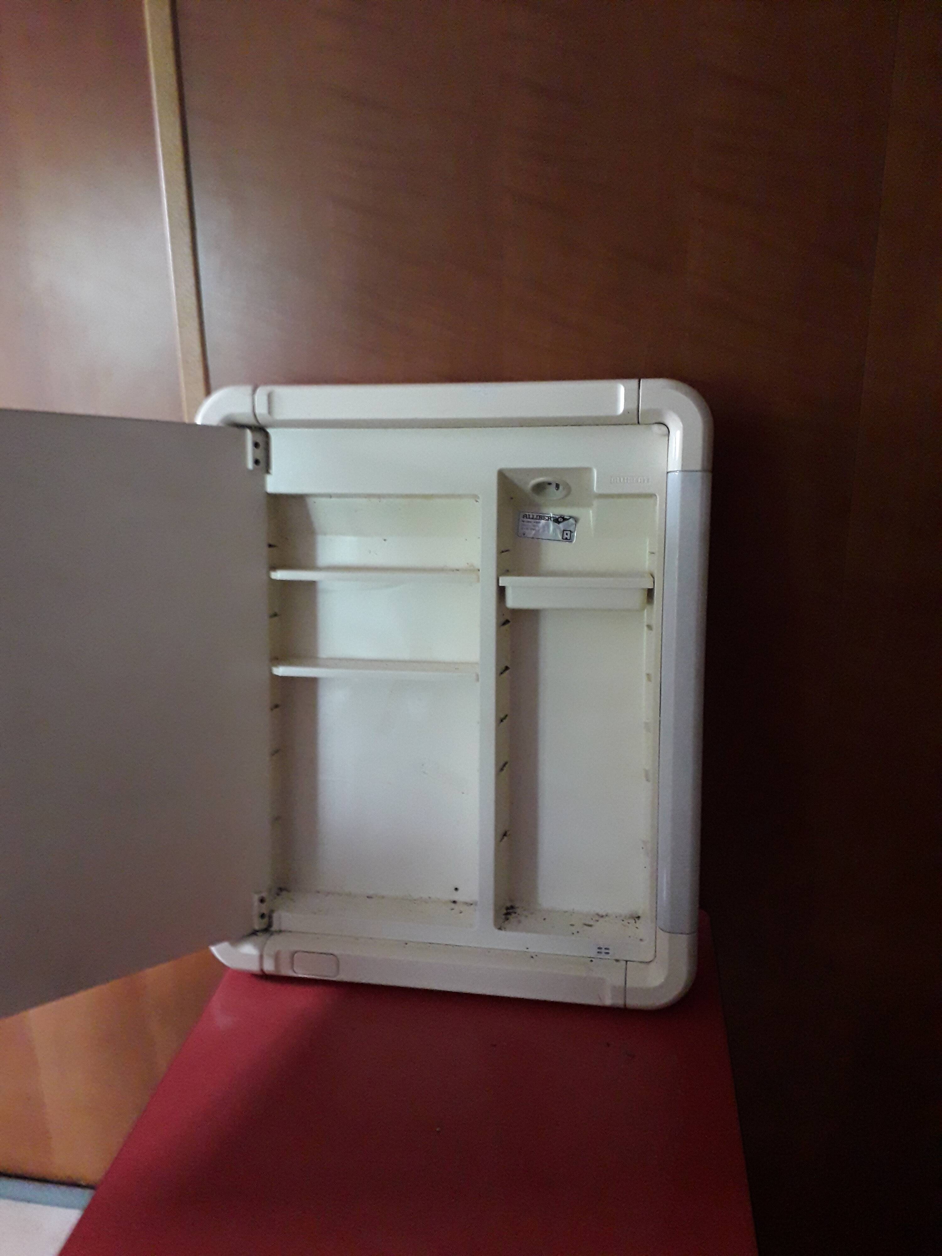 Allibert 1970 pharmacy cabinet