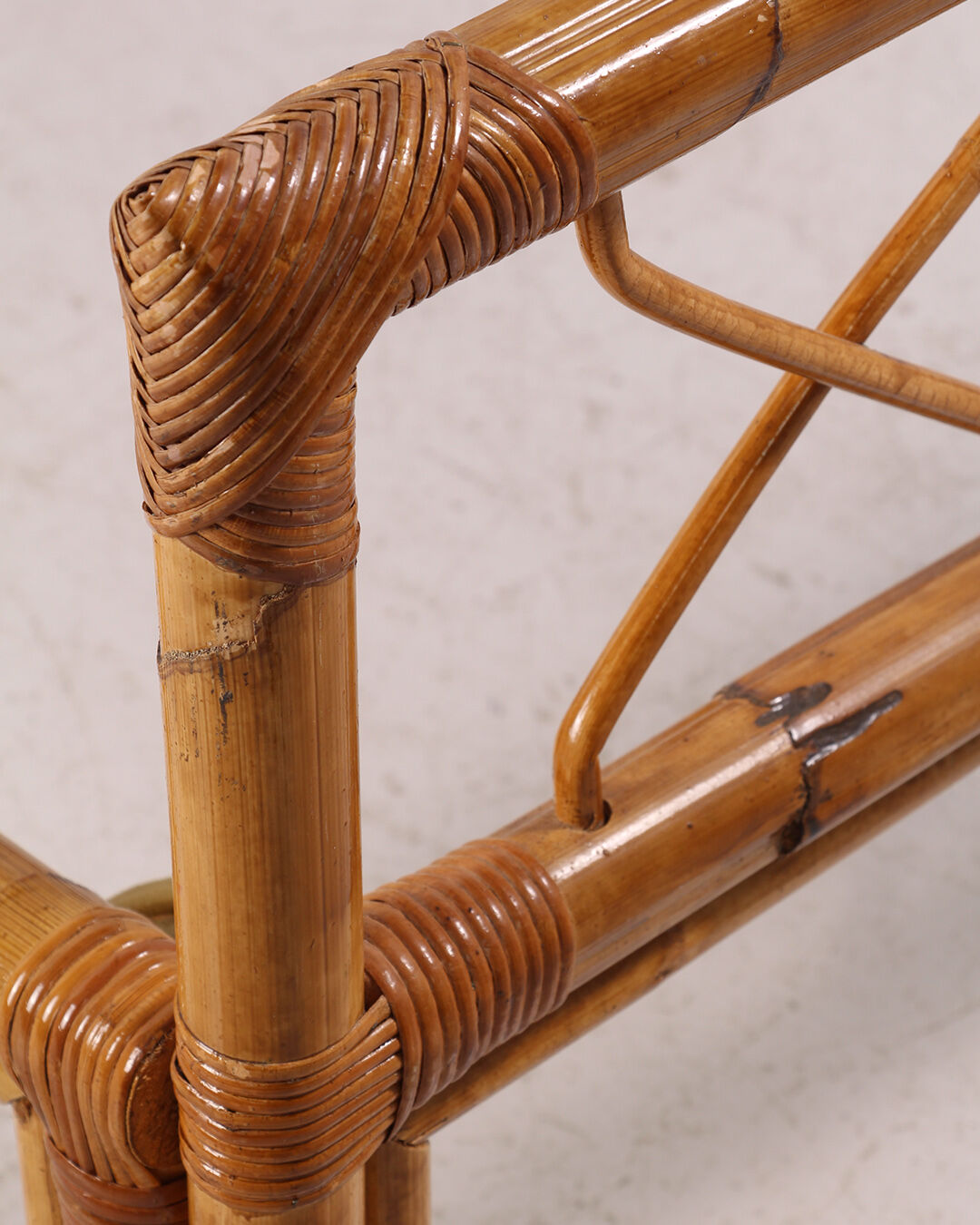 Bed 140 rattan and 2 vintage bedside tables