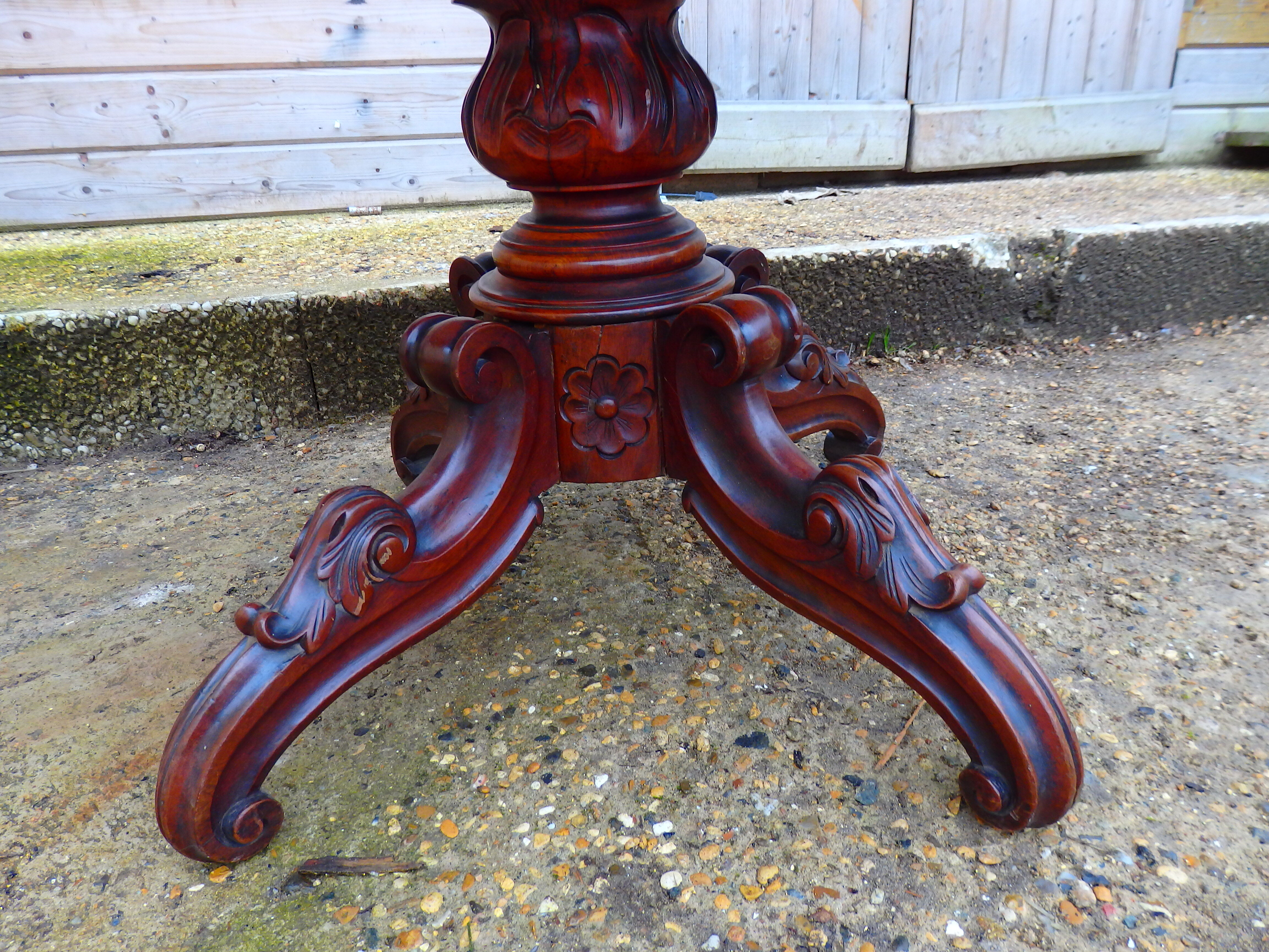 large table pedestal form violin Louis Philippe