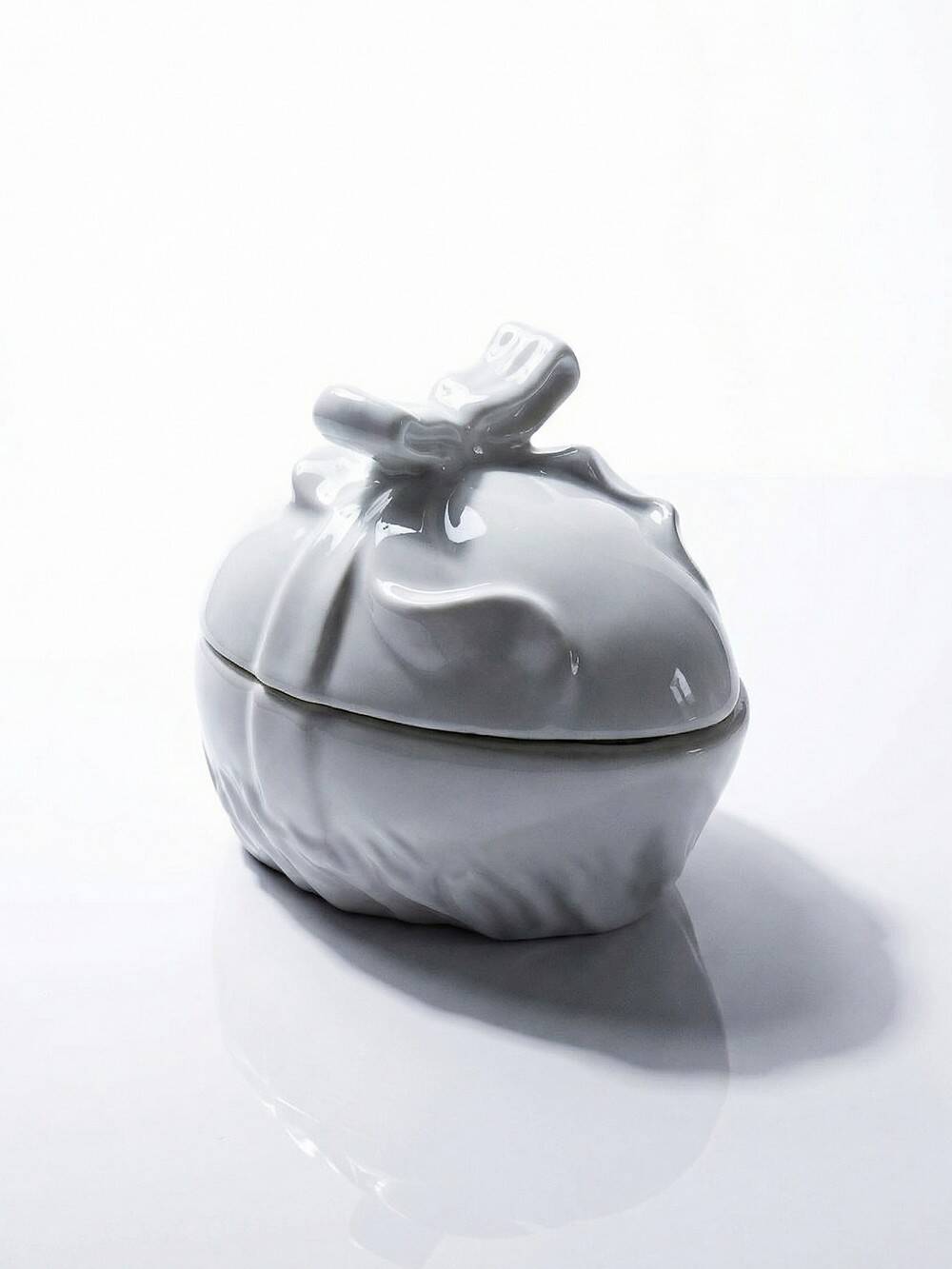 Jewellery box or Easter sweet jar in white porcelain Apilco Deshoulières