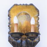 Paire d'appliques hollandaises en laiton repoussé à deux lumières