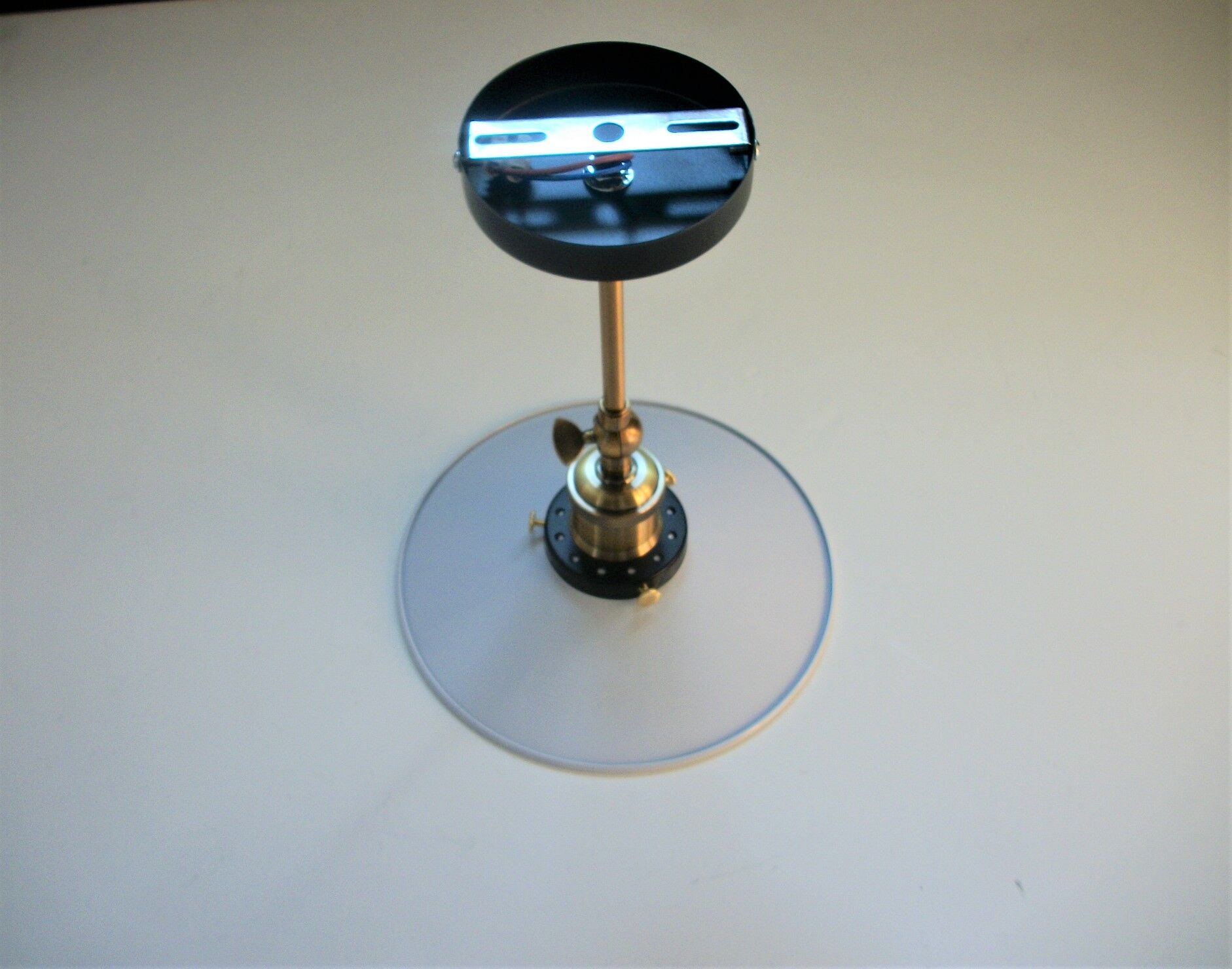 Pair of metal wall lamps in black and white color