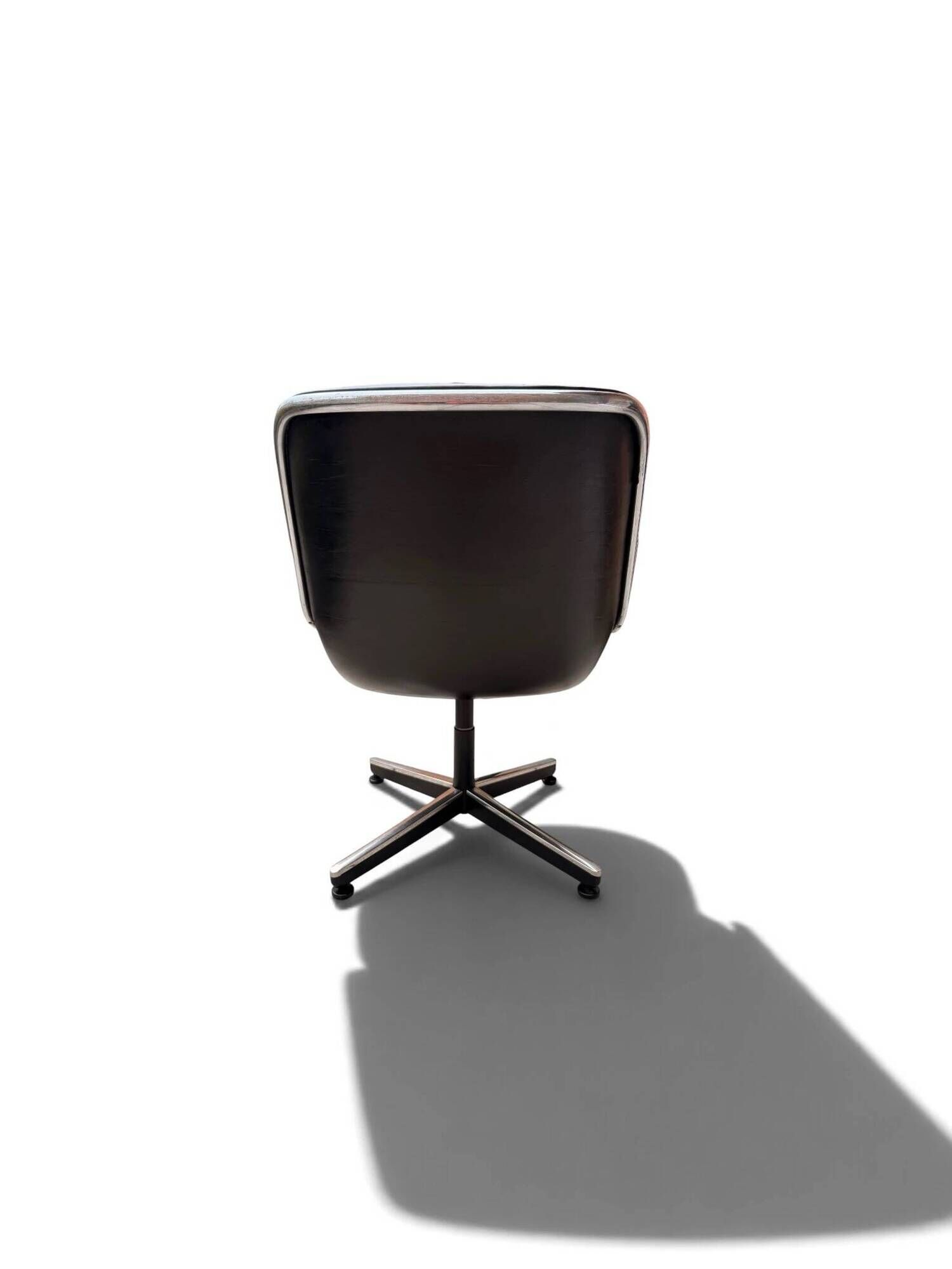 Charles Pollock Executive office chair in black leather, Knoll
