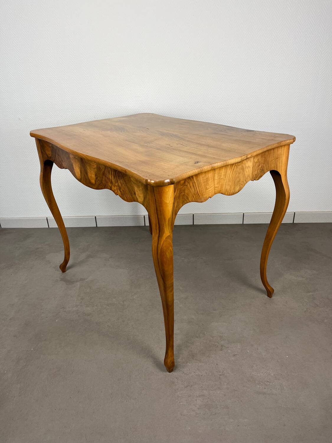 Table Louis XV noyer blond, début 19ème