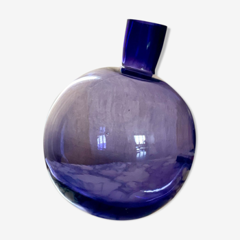 Vase violet incliné