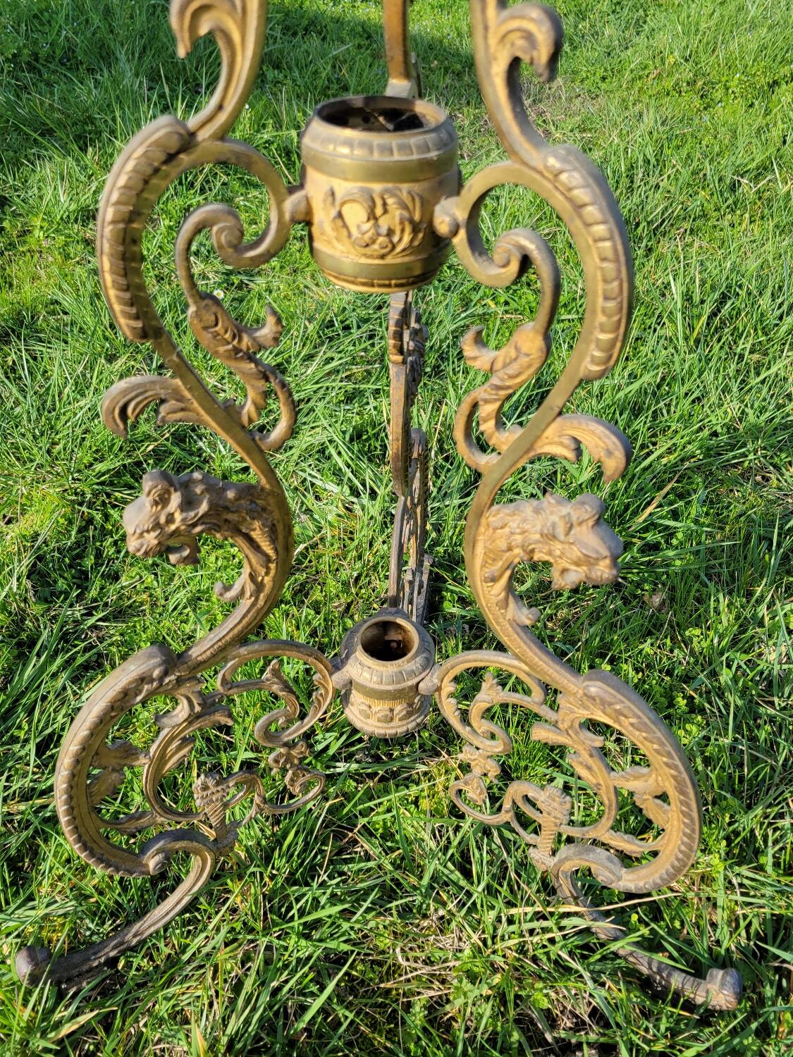 Round table in marble and gilded bronze